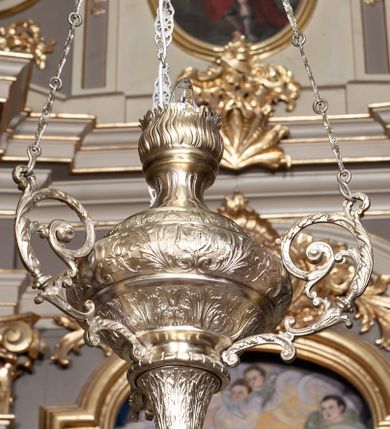 Zdjęcie nr 22: Ołtarz architektoniczny, jednoosiowy z bramkami, jednokondygnacyjny ze zwieńczeniem, na podwójnym cokole. Ołtarz murowany, licowany kamiennymi płytami, prostopadłościenny. Mensa betonowa. Antependium w formie wydłużonego, leżącego prostokąta, ujętego profilowaną ramą. Na srebrzonym polu płaskorzeźbiona, złocona dekoracja; w centrum rocaillowy kartusz ze sceną Zwiastowania Najświętszej Marii Panny, flankowany parą rocaillowych płycin, w których prawa z przedstawieniem mitry książęcej na poduszce ujętej różanymi gałązkami z gwiazdą, lewa z berłem na poduszce ujętym liliami zwieńczonej słońcem. 
Tabernaculum w formie prostopadłościennej szafki o wypukłej ścianie frontowej, z dwuskrzydłowymi drzwiczkami o kształcie zbliżonym do kwadratu, ujęte ramą; na łączeniu drzwiczek krzyż, flankowany przez odlewane kłosy zbóż i winne grono, całość na fakturowanym tle. Tabernaculum w drewnianej obudowie stanowiącej podstawę dla tronu wystawienia; cokół wyłamany, dekorowany płycinami z ornamentem roślinnym i campanullami; całość zamknięta gzymsem. Tron wystawienia w formie aediculi z obrotową niszą; ujęte parą półkolumn i parą kolumn o kapitelach kompozytowych i pseudokanelowanych trzonach dźwigających pełne belkowanie, wypukłe i wyłamane na kształt łuku odcinkowego nad niszą, wyłamane na osiach podpór. Nisza ujęta opaską dekorowaną akantem. W partii fryzu rozety i dekoracja roślinna. Całość zwieńczona postumentem  z leżącym na księdze barankiem. Tron flankują dwie figurki, adorujących aniołków, klęczących na cokole.
Nastawa ołtarzowa ujęta trzema parami pilastrów i parą skrajnych filarów o kapitelach kompozytowych i kanelowanych trzonach; oraz stojących przed nimi w dwóch strefach dwiema parami kolumn o kapitelach kompozytowych. Podpory dźwigają pełne belkowanie, wyłamane na ich osi; nad polem środkowym architraw przyjmuje kształt łuku nadwieszonego. Belkowanie oraz cokoły kolumn ustawione delikatnie pod katem względem lica retabulum. Na belkowaniu, na osi skrajnych kolumn przerwany, wolutowy przyczółek z siedzącą parą puttów. W polu środkowym  nisza w formie stojącego prostokąta zamkniętego łukiem nadwieszonym, z wklęsłymi dolnymi narożami i dolnym bokiem; ujęta profilowaną ramą; w polu płaskorzeźbiona scena z Widzeniem św. Franciszka. Zwieńczenie w formie stojącego prostokąta ujętego lizenami oraz spływami wolutowymi; zamknięte gzymsem przechodzącym w dwie zwrócone antytetycznie woluty. W polu obraz w formie stojącego owalu w profilowanej ramie z przedstawieniem św. Michała Archanioła. Retabulum ujęte bramkami z przejściami w formie stojącego prostokąta zamkniętego łukiem nadwieszonym z uskokiem, z drzwiczkami; zwieńczone podtrzymywanym przez konsolę cokołem dla figur aniołów, flankowanym spływami wolutowymi.
Cokoły dla kolumn dekorowane z trzech stron płycinami. Rama obrazu pola środkowego zdobiona na bokach rocaille z kwiatami i palmami; łuk zwieńczony rocaillowym kartuszem, flankowanym przez dwie palmy. Na gzymsie nad polem środkowym muszla. Lizeny i woluty zwieńczenia dekorowane campanullami; obraz u spodu i u góry ujęty rocaille. Na gzymsie wieńczącym dwa kwiatowe festony; na jego skraju para wazonów, całość zwieńczona stylizowanym rokokowym krzyżem.
Struktura polichromowana w kolorze kremowym, z detalami w kolorach szarym i brudnym różem; trzony kolumn marmoryzowane; ornamentyka i profile złocone.