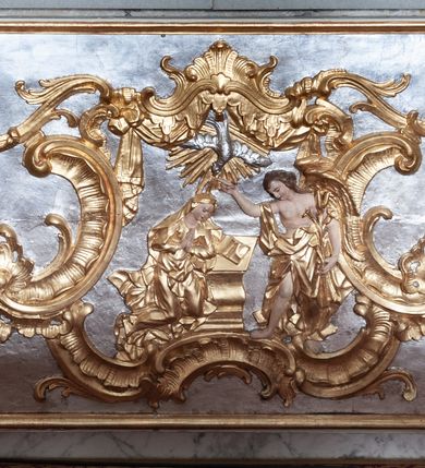 Zdjęcie nr 24: Ołtarz architektoniczny, jednoosiowy z bramkami, jednokondygnacyjny ze zwieńczeniem, na podwójnym cokole. Ołtarz murowany, licowany kamiennymi płytami, prostopadłościenny. Mensa betonowa. Antependium w formie wydłużonego, leżącego prostokąta, ujętego profilowaną ramą. Na srebrzonym polu płaskorzeźbiona, złocona dekoracja; w centrum rocaillowy kartusz ze sceną Zwiastowania Najświętszej Marii Panny, flankowany parą rocaillowych płycin, w których prawa z przedstawieniem mitry książęcej na poduszce ujętej różanymi gałązkami z gwiazdą, lewa z berłem na poduszce ujętym liliami zwieńczonej słońcem. 
Tabernaculum w formie prostopadłościennej szafki o wypukłej ścianie frontowej, z dwuskrzydłowymi drzwiczkami o kształcie zbliżonym do kwadratu, ujęte ramą; na łączeniu drzwiczek krzyż, flankowany przez odlewane kłosy zbóż i winne grono, całość na fakturowanym tle. Tabernaculum w drewnianej obudowie stanowiącej podstawę dla tronu wystawienia; cokół wyłamany, dekorowany płycinami z ornamentem roślinnym i campanullami; całość zamknięta gzymsem. Tron wystawienia w formie aediculi z obrotową niszą; ujęte parą półkolumn i parą kolumn o kapitelach kompozytowych i pseudokanelowanych trzonach dźwigających pełne belkowanie, wypukłe i wyłamane na kształt łuku odcinkowego nad niszą, wyłamane na osiach podpór. Nisza ujęta opaską dekorowaną akantem. W partii fryzu rozety i dekoracja roślinna. Całość zwieńczona postumentem  z leżącym na księdze barankiem. Tron flankują dwie figurki, adorujących aniołków, klęczących na cokole.
Nastawa ołtarzowa ujęta trzema parami pilastrów i parą skrajnych filarów o kapitelach kompozytowych i kanelowanych trzonach; oraz stojących przed nimi w dwóch strefach dwiema parami kolumn o kapitelach kompozytowych. Podpory dźwigają pełne belkowanie, wyłamane na ich osi; nad polem środkowym architraw przyjmuje kształt łuku nadwieszonego. Belkowanie oraz cokoły kolumn ustawione delikatnie pod katem względem lica retabulum. Na belkowaniu, na osi skrajnych kolumn przerwany, wolutowy przyczółek z siedzącą parą puttów. W polu środkowym  nisza w formie stojącego prostokąta zamkniętego łukiem nadwieszonym, z wklęsłymi dolnymi narożami i dolnym bokiem; ujęta profilowaną ramą; w polu płaskorzeźbiona scena z Widzeniem św. Franciszka. Zwieńczenie w formie stojącego prostokąta ujętego lizenami oraz spływami wolutowymi; zamknięte gzymsem przechodzącym w dwie zwrócone antytetycznie woluty. W polu obraz w formie stojącego owalu w profilowanej ramie z przedstawieniem św. Michała Archanioła. Retabulum ujęte bramkami z przejściami w formie stojącego prostokąta zamkniętego łukiem nadwieszonym z uskokiem, z drzwiczkami; zwieńczone podtrzymywanym przez konsolę cokołem dla figur aniołów, flankowanym spływami wolutowymi.
Cokoły dla kolumn dekorowane z trzech stron płycinami. Rama obrazu pola środkowego zdobiona na bokach rocaille z kwiatami i palmami; łuk zwieńczony rocaillowym kartuszem, flankowanym przez dwie palmy. Na gzymsie nad polem środkowym muszla. Lizeny i woluty zwieńczenia dekorowane campanullami; obraz u spodu i u góry ujęty rocaille. Na gzymsie wieńczącym dwa kwiatowe festony; na jego skraju para wazonów, całość zwieńczona stylizowanym rokokowym krzyżem.
Struktura polichromowana w kolorze kremowym, z detalami w kolorach szarym i brudnym różem; trzony kolumn marmoryzowane; ornamentyka i profile złocone.