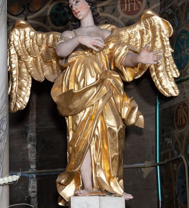 Zdjęcie nr 9: Ołtarz architektoniczny, jednoosiowy z bramkami, jednokondygnacyjny ze zwieńczeniem, na podwójnym cokole. Ołtarz murowany, licowany kamiennymi płytami, prostopadłościenny. Mensa betonowa. Antependium w formie wydłużonego, leżącego prostokąta, ujętego profilowaną ramą. Na srebrzonym polu płaskorzeźbiona, złocona dekoracja; w centrum rocaillowy kartusz ze sceną Zwiastowania Najświętszej Marii Panny, flankowany parą rocaillowych płycin, w których prawa z przedstawieniem mitry książęcej na poduszce ujętej różanymi gałązkami z gwiazdą, lewa z berłem na poduszce ujętym liliami zwieńczonej słońcem. 
Tabernaculum w formie prostopadłościennej szafki o wypukłej ścianie frontowej, z dwuskrzydłowymi drzwiczkami o kształcie zbliżonym do kwadratu, ujęte ramą; na łączeniu drzwiczek krzyż, flankowany przez odlewane kłosy zbóż i winne grono, całość na fakturowanym tle. Tabernaculum w drewnianej obudowie stanowiącej podstawę dla tronu wystawienia; cokół wyłamany, dekorowany płycinami z ornamentem roślinnym i campanullami; całość zamknięta gzymsem. Tron wystawienia w formie aediculi z obrotową niszą; ujęte parą półkolumn i parą kolumn o kapitelach kompozytowych i pseudokanelowanych trzonach dźwigających pełne belkowanie, wypukłe i wyłamane na kształt łuku odcinkowego nad niszą, wyłamane na osiach podpór. Nisza ujęta opaską dekorowaną akantem. W partii fryzu rozety i dekoracja roślinna. Całość zwieńczona postumentem  z leżącym na księdze barankiem. Tron flankują dwie figurki, adorujących aniołków, klęczących na cokole.
Nastawa ołtarzowa ujęta trzema parami pilastrów i parą skrajnych filarów o kapitelach kompozytowych i kanelowanych trzonach; oraz stojących przed nimi w dwóch strefach dwiema parami kolumn o kapitelach kompozytowych. Podpory dźwigają pełne belkowanie, wyłamane na ich osi; nad polem środkowym architraw przyjmuje kształt łuku nadwieszonego. Belkowanie oraz cokoły kolumn ustawione delikatnie pod katem względem lica retabulum. Na belkowaniu, na osi skrajnych kolumn przerwany, wolutowy przyczółek z siedzącą parą puttów. W polu środkowym  nisza w formie stojącego prostokąta zamkniętego łukiem nadwieszonym, z wklęsłymi dolnymi narożami i dolnym bokiem; ujęta profilowaną ramą; w polu płaskorzeźbiona scena z Widzeniem św. Franciszka. Zwieńczenie w formie stojącego prostokąta ujętego lizenami oraz spływami wolutowymi; zamknięte gzymsem przechodzącym w dwie zwrócone antytetycznie woluty. W polu obraz w formie stojącego owalu w profilowanej ramie z przedstawieniem św. Michała Archanioła. Retabulum ujęte bramkami z przejściami w formie stojącego prostokąta zamkniętego łukiem nadwieszonym z uskokiem, z drzwiczkami; zwieńczone podtrzymywanym przez konsolę cokołem dla figur aniołów, flankowanym spływami wolutowymi.
Cokoły dla kolumn dekorowane z trzech stron płycinami. Rama obrazu pola środkowego zdobiona na bokach rocaille z kwiatami i palmami; łuk zwieńczony rocaillowym kartuszem, flankowanym przez dwie palmy. Na gzymsie nad polem środkowym muszla. Lizeny i woluty zwieńczenia dekorowane campanullami; obraz u spodu i u góry ujęty rocaille. Na gzymsie wieńczącym dwa kwiatowe festony; na jego skraju para wazonów, całość zwieńczona stylizowanym rokokowym krzyżem.
Struktura polichromowana w kolorze kremowym, z detalami w kolorach szarym i brudnym różem; trzony kolumn marmoryzowane; ornamentyka i profile złocone.