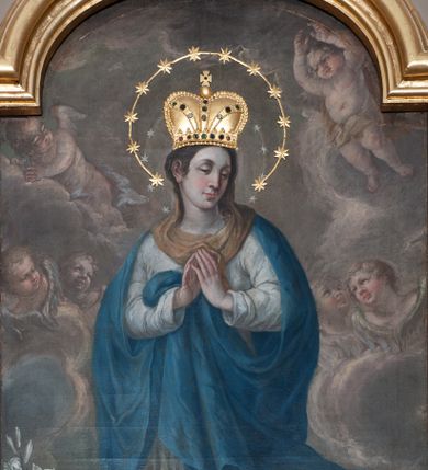 Zdjęcie nr 3: Ołtarz architektoniczny, jednoosiowy z bramkami, jednokondygnacyjny ze zwieńczeniem, na podwójnym cokole. Ołtarz murowany, licowany kamiennymi płytami, prostopadłościenny. Mensa betonowa. Antependium w formie wydłużonego, leżącego prostokąta, ujętego profilowaną ramą. Na srebrzonym polu płaskorzeźbiona, złocona dekoracja; w centrum rocaillowy kartusz ze sceną Zwiastowania Najświętszej Marii Panny, flankowany parą rocaillowych płycin, w których prawa z przedstawieniem mitry książęcej na poduszce ujętej różanymi gałązkami z gwiazdą, lewa z berłem na poduszce ujętym liliami zwieńczonej słońcem. 
Tabernaculum w formie prostopadłościennej szafki o wypukłej ścianie frontowej, z dwuskrzydłowymi drzwiczkami o kształcie zbliżonym do kwadratu, ujęte ramą; na łączeniu drzwiczek krzyż, flankowany przez odlewane kłosy zbóż i winne grono, całość na fakturowanym tle. Tabernaculum w drewnianej obudowie stanowiącej podstawę dla tronu wystawienia; cokół wyłamany, dekorowany płycinami z ornamentem roślinnym i campanullami; całość zamknięta gzymsem. Tron wystawienia w formie aediculi z obrotową niszą; ujęte parą półkolumn i parą kolumn o kapitelach kompozytowych i pseudokanelowanych trzonach dźwigających pełne belkowanie, wypukłe i wyłamane na kształt łuku odcinkowego nad niszą, wyłamane na osiach podpór. Nisza ujęta opaską dekorowaną akantem. W partii fryzu rozety i dekoracja roślinna. Całość zwieńczona postumentem  z leżącym na księdze barankiem. Tron flankują dwie figurki, adorujących aniołków, klęczących na cokole.
Nastawa ołtarzowa ujęta trzema parami pilastrów i parą skrajnych filarów o kapitelach kompozytowych i kanelowanych trzonach; oraz stojących przed nimi w dwóch strefach dwiema parami kolumn o kapitelach kompozytowych. Podpory dźwigają pełne belkowanie, wyłamane na ich osi; nad polem środkowym architraw przyjmuje kształt łuku nadwieszonego. Belkowanie oraz cokoły kolumn ustawione delikatnie pod katem względem lica retabulum. Na belkowaniu, na osi skrajnych kolumn przerwany, wolutowy przyczółek z siedzącą parą puttów. W polu środkowym  nisza w formie stojącego prostokąta zamkniętego łukiem nadwieszonym, z wklęsłymi dolnymi narożami i dolnym bokiem; ujęta profilowaną ramą; w polu płaskorzeźbiona scena z Widzeniem św. Franciszka. Zwieńczenie w formie stojącego prostokąta ujętego lizenami oraz spływami wolutowymi; zamknięte gzymsem przechodzącym w dwie zwrócone antytetycznie woluty. W polu obraz w formie stojącego owalu w profilowanej ramie z przedstawieniem św. Michała Archanioła. Retabulum ujęte bramkami z przejściami w formie stojącego prostokąta zamkniętego łukiem nadwieszonym z uskokiem, z drzwiczkami; zwieńczone podtrzymywanym przez konsolę cokołem dla figur aniołów, flankowanym spływami wolutowymi.
Cokoły dla kolumn dekorowane z trzech stron płycinami. Rama obrazu pola środkowego zdobiona na bokach rocaille z kwiatami i palmami; łuk zwieńczony rocaillowym kartuszem, flankowanym przez dwie palmy. Na gzymsie nad polem środkowym muszla. Lizeny i woluty zwieńczenia dekorowane campanullami; obraz u spodu i u góry ujęty rocaille. Na gzymsie wieńczącym dwa kwiatowe festony; na jego skraju para wazonów, całość zwieńczona stylizowanym rokokowym krzyżem.
Struktura polichromowana w kolorze kremowym, z detalami w kolorach szarym i brudnym różem; trzony kolumn marmoryzowane; ornamentyka i profile złocone.