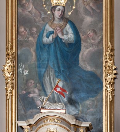 Zdjęcie nr 2: Ołtarz architektoniczny, jednoosiowy z bramkami, jednokondygnacyjny ze zwieńczeniem, na podwójnym cokole. Ołtarz murowany, licowany kamiennymi płytami, prostopadłościenny. Mensa betonowa. Antependium w formie wydłużonego, leżącego prostokąta, ujętego profilowaną ramą. Na srebrzonym polu płaskorzeźbiona, złocona dekoracja; w centrum rocaillowy kartusz ze sceną Zwiastowania Najświętszej Marii Panny, flankowany parą rocaillowych płycin, w których prawa z przedstawieniem mitry książęcej na poduszce ujętej różanymi gałązkami z gwiazdą, lewa z berłem na poduszce ujętym liliami zwieńczonej słońcem. 
Tabernaculum w formie prostopadłościennej szafki o wypukłej ścianie frontowej, z dwuskrzydłowymi drzwiczkami o kształcie zbliżonym do kwadratu, ujęte ramą; na łączeniu drzwiczek krzyż, flankowany przez odlewane kłosy zbóż i winne grono, całość na fakturowanym tle. Tabernaculum w drewnianej obudowie stanowiącej podstawę dla tronu wystawienia; cokół wyłamany, dekorowany płycinami z ornamentem roślinnym i campanullami; całość zamknięta gzymsem. Tron wystawienia w formie aediculi z obrotową niszą; ujęte parą półkolumn i parą kolumn o kapitelach kompozytowych i pseudokanelowanych trzonach dźwigających pełne belkowanie, wypukłe i wyłamane na kształt łuku odcinkowego nad niszą, wyłamane na osiach podpór. Nisza ujęta opaską dekorowaną akantem. W partii fryzu rozety i dekoracja roślinna. Całość zwieńczona postumentem  z leżącym na księdze barankiem. Tron flankują dwie figurki, adorujących aniołków, klęczących na cokole.
Nastawa ołtarzowa ujęta trzema parami pilastrów i parą skrajnych filarów o kapitelach kompozytowych i kanelowanych trzonach; oraz stojących przed nimi w dwóch strefach dwiema parami kolumn o kapitelach kompozytowych. Podpory dźwigają pełne belkowanie, wyłamane na ich osi; nad polem środkowym architraw przyjmuje kształt łuku nadwieszonego. Belkowanie oraz cokoły kolumn ustawione delikatnie pod katem względem lica retabulum. Na belkowaniu, na osi skrajnych kolumn przerwany, wolutowy przyczółek z siedzącą parą puttów. W polu środkowym  nisza w formie stojącego prostokąta zamkniętego łukiem nadwieszonym, z wklęsłymi dolnymi narożami i dolnym bokiem; ujęta profilowaną ramą; w polu płaskorzeźbiona scena z Widzeniem św. Franciszka. Zwieńczenie w formie stojącego prostokąta ujętego lizenami oraz spływami wolutowymi; zamknięte gzymsem przechodzącym w dwie zwrócone antytetycznie woluty. W polu obraz w formie stojącego owalu w profilowanej ramie z przedstawieniem św. Michała Archanioła. Retabulum ujęte bramkami z przejściami w formie stojącego prostokąta zamkniętego łukiem nadwieszonym z uskokiem, z drzwiczkami; zwieńczone podtrzymywanym przez konsolę cokołem dla figur aniołów, flankowanym spływami wolutowymi.
Cokoły dla kolumn dekorowane z trzech stron płycinami. Rama obrazu pola środkowego zdobiona na bokach rocaille z kwiatami i palmami; łuk zwieńczony rocaillowym kartuszem, flankowanym przez dwie palmy. Na gzymsie nad polem środkowym muszla. Lizeny i woluty zwieńczenia dekorowane campanullami; obraz u spodu i u góry ujęty rocaille. Na gzymsie wieńczącym dwa kwiatowe festony; na jego skraju para wazonów, całość zwieńczona stylizowanym rokokowym krzyżem.
Struktura polichromowana w kolorze kremowym, z detalami w kolorach szarym i brudnym różem; trzony kolumn marmoryzowane; ornamentyka i profile złocone.