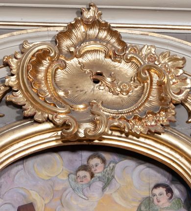 Zdjęcie nr 23: Ołtarz architektoniczny, jednoosiowy z bramkami, jednokondygnacyjny ze zwieńczeniem, na podwójnym cokole. Ołtarz murowany, licowany kamiennymi płytami, prostopadłościenny. Mensa betonowa. Antependium w formie wydłużonego, leżącego prostokąta, ujętego profilowaną ramą. Na srebrzonym polu płaskorzeźbiona, złocona dekoracja; w centrum rocaillowy kartusz ze sceną Zwiastowania Najświętszej Marii Panny, flankowany parą rocaillowych płycin, w których prawa z przedstawieniem mitry książęcej na poduszce ujętej różanymi gałązkami z gwiazdą, lewa z berłem na poduszce ujętym liliami zwieńczonej słońcem. 
Tabernaculum w formie prostopadłościennej szafki o wypukłej ścianie frontowej, z dwuskrzydłowymi drzwiczkami o kształcie zbliżonym do kwadratu, ujęte ramą; na łączeniu drzwiczek krzyż, flankowany przez odlewane kłosy zbóż i winne grono, całość na fakturowanym tle. Tabernaculum w drewnianej obudowie stanowiącej podstawę dla tronu wystawienia; cokół wyłamany, dekorowany płycinami z ornamentem roślinnym i campanullami; całość zamknięta gzymsem. Tron wystawienia w formie aediculi z obrotową niszą; ujęte parą półkolumn i parą kolumn o kapitelach kompozytowych i pseudokanelowanych trzonach dźwigających pełne belkowanie, wypukłe i wyłamane na kształt łuku odcinkowego nad niszą, wyłamane na osiach podpór. Nisza ujęta opaską dekorowaną akantem. W partii fryzu rozety i dekoracja roślinna. Całość zwieńczona postumentem  z leżącym na księdze barankiem. Tron flankują dwie figurki, adorujących aniołków, klęczących na cokole.
Nastawa ołtarzowa ujęta trzema parami pilastrów i parą skrajnych filarów o kapitelach kompozytowych i kanelowanych trzonach; oraz stojących przed nimi w dwóch strefach dwiema parami kolumn o kapitelach kompozytowych. Podpory dźwigają pełne belkowanie, wyłamane na ich osi; nad polem środkowym architraw przyjmuje kształt łuku nadwieszonego. Belkowanie oraz cokoły kolumn ustawione delikatnie pod katem względem lica retabulum. Na belkowaniu, na osi skrajnych kolumn przerwany, wolutowy przyczółek z siedzącą parą puttów. W polu środkowym  nisza w formie stojącego prostokąta zamkniętego łukiem nadwieszonym, z wklęsłymi dolnymi narożami i dolnym bokiem; ujęta profilowaną ramą; w polu płaskorzeźbiona scena z Widzeniem św. Franciszka. Zwieńczenie w formie stojącego prostokąta ujętego lizenami oraz spływami wolutowymi; zamknięte gzymsem przechodzącym w dwie zwrócone antytetycznie woluty. W polu obraz w formie stojącego owalu w profilowanej ramie z przedstawieniem św. Michała Archanioła. Retabulum ujęte bramkami z przejściami w formie stojącego prostokąta zamkniętego łukiem nadwieszonym z uskokiem, z drzwiczkami; zwieńczone podtrzymywanym przez konsolę cokołem dla figur aniołów, flankowanym spływami wolutowymi.
Cokoły dla kolumn dekorowane z trzech stron płycinami. Rama obrazu pola środkowego zdobiona na bokach rocaille z kwiatami i palmami; łuk zwieńczony rocaillowym kartuszem, flankowanym przez dwie palmy. Na gzymsie nad polem środkowym muszla. Lizeny i woluty zwieńczenia dekorowane campanullami; obraz u spodu i u góry ujęty rocaille. Na gzymsie wieńczącym dwa kwiatowe festony; na jego skraju para wazonów, całość zwieńczona stylizowanym rokokowym krzyżem.
Struktura polichromowana w kolorze kremowym, z detalami w kolorach szarym i brudnym różem; trzony kolumn marmoryzowane; ornamentyka i profile złocone.