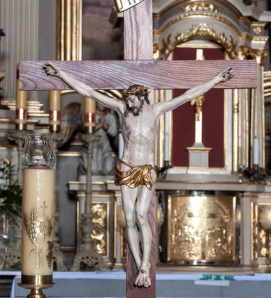 Zdjęcie nr 8: Ołtarz architektoniczny, jednoosiowy z bramkami, jednokondygnacyjny ze zwieńczeniem, na podwójnym cokole. Ołtarz murowany, licowany kamiennymi płytami, prostopadłościenny. Mensa betonowa. Antependium w formie wydłużonego, leżącego prostokąta, ujętego profilowaną ramą. Na srebrzonym polu płaskorzeźbiona, złocona dekoracja; w centrum rocaillowy kartusz ze sceną Zwiastowania Najświętszej Marii Panny, flankowany parą rocaillowych płycin, w których prawa z przedstawieniem mitry książęcej na poduszce ujętej różanymi gałązkami z gwiazdą, lewa z berłem na poduszce ujętym liliami zwieńczonej słońcem. 
Tabernaculum w formie prostopadłościennej szafki o wypukłej ścianie frontowej, z dwuskrzydłowymi drzwiczkami o kształcie zbliżonym do kwadratu, ujęte ramą; na łączeniu drzwiczek krzyż, flankowany przez odlewane kłosy zbóż i winne grono, całość na fakturowanym tle. Tabernaculum w drewnianej obudowie stanowiącej podstawę dla tronu wystawienia; cokół wyłamany, dekorowany płycinami z ornamentem roślinnym i campanullami; całość zamknięta gzymsem. Tron wystawienia w formie aediculi z obrotową niszą; ujęte parą półkolumn i parą kolumn o kapitelach kompozytowych i pseudokanelowanych trzonach dźwigających pełne belkowanie, wypukłe i wyłamane na kształt łuku odcinkowego nad niszą, wyłamane na osiach podpór. Nisza ujęta opaską dekorowaną akantem. W partii fryzu rozety i dekoracja roślinna. Całość zwieńczona postumentem  z leżącym na księdze barankiem. Tron flankują dwie figurki, adorujących aniołków, klęczących na cokole.
Nastawa ołtarzowa ujęta trzema parami pilastrów i parą skrajnych filarów o kapitelach kompozytowych i kanelowanych trzonach; oraz stojących przed nimi w dwóch strefach dwiema parami kolumn o kapitelach kompozytowych. Podpory dźwigają pełne belkowanie, wyłamane na ich osi; nad polem środkowym architraw przyjmuje kształt łuku nadwieszonego. Belkowanie oraz cokoły kolumn ustawione delikatnie pod katem względem lica retabulum. Na belkowaniu, na osi skrajnych kolumn przerwany, wolutowy przyczółek z siedzącą parą puttów. W polu środkowym  nisza w formie stojącego prostokąta zamkniętego łukiem nadwieszonym, z wklęsłymi dolnymi narożami i dolnym bokiem; ujęta profilowaną ramą; w polu płaskorzeźbiona scena z Widzeniem św. Franciszka. Zwieńczenie w formie stojącego prostokąta ujętego lizenami oraz spływami wolutowymi; zamknięte gzymsem przechodzącym w dwie zwrócone antytetycznie woluty. W polu obraz w formie stojącego owalu w profilowanej ramie z przedstawieniem św. Michała Archanioła. Retabulum ujęte bramkami z przejściami w formie stojącego prostokąta zamkniętego łukiem nadwieszonym z uskokiem, z drzwiczkami; zwieńczone podtrzymywanym przez konsolę cokołem dla figur aniołów, flankowanym spływami wolutowymi.
Cokoły dla kolumn dekorowane z trzech stron płycinami. Rama obrazu pola środkowego zdobiona na bokach rocaille z kwiatami i palmami; łuk zwieńczony rocaillowym kartuszem, flankowanym przez dwie palmy. Na gzymsie nad polem środkowym muszla. Lizeny i woluty zwieńczenia dekorowane campanullami; obraz u spodu i u góry ujęty rocaille. Na gzymsie wieńczącym dwa kwiatowe festony; na jego skraju para wazonów, całość zwieńczona stylizowanym rokokowym krzyżem.
Struktura polichromowana w kolorze kremowym, z detalami w kolorach szarym i brudnym różem; trzony kolumn marmoryzowane; ornamentyka i profile złocone.