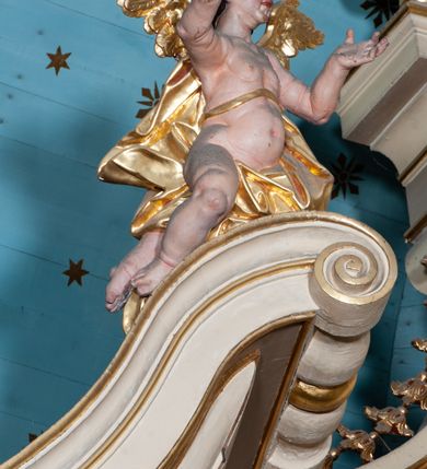 Zdjęcie nr 19: Ołtarz architektoniczny, jednoosiowy z bramkami, jednokondygnacyjny ze zwieńczeniem, na podwójnym cokole. Ołtarz murowany, licowany kamiennymi płytami, prostopadłościenny. Mensa betonowa. Antependium w formie wydłużonego, leżącego prostokąta, ujętego profilowaną ramą. Na srebrzonym polu płaskorzeźbiona, złocona dekoracja; w centrum rocaillowy kartusz ze sceną Zwiastowania Najświętszej Marii Panny, flankowany parą rocaillowych płycin, w których prawa z przedstawieniem mitry książęcej na poduszce ujętej różanymi gałązkami z gwiazdą, lewa z berłem na poduszce ujętym liliami zwieńczonej słońcem. 
Tabernaculum w formie prostopadłościennej szafki o wypukłej ścianie frontowej, z dwuskrzydłowymi drzwiczkami o kształcie zbliżonym do kwadratu, ujęte ramą; na łączeniu drzwiczek krzyż, flankowany przez odlewane kłosy zbóż i winne grono, całość na fakturowanym tle. Tabernaculum w drewnianej obudowie stanowiącej podstawę dla tronu wystawienia; cokół wyłamany, dekorowany płycinami z ornamentem roślinnym i campanullami; całość zamknięta gzymsem. Tron wystawienia w formie aediculi z obrotową niszą; ujęte parą półkolumn i parą kolumn o kapitelach kompozytowych i pseudokanelowanych trzonach dźwigających pełne belkowanie, wypukłe i wyłamane na kształt łuku odcinkowego nad niszą, wyłamane na osiach podpór. Nisza ujęta opaską dekorowaną akantem. W partii fryzu rozety i dekoracja roślinna. Całość zwieńczona postumentem  z leżącym na księdze barankiem. Tron flankują dwie figurki, adorujących aniołków, klęczących na cokole.
Nastawa ołtarzowa ujęta trzema parami pilastrów i parą skrajnych filarów o kapitelach kompozytowych i kanelowanych trzonach; oraz stojących przed nimi w dwóch strefach dwiema parami kolumn o kapitelach kompozytowych. Podpory dźwigają pełne belkowanie, wyłamane na ich osi; nad polem środkowym architraw przyjmuje kształt łuku nadwieszonego. Belkowanie oraz cokoły kolumn ustawione delikatnie pod katem względem lica retabulum. Na belkowaniu, na osi skrajnych kolumn przerwany, wolutowy przyczółek z siedzącą parą puttów. W polu środkowym  nisza w formie stojącego prostokąta zamkniętego łukiem nadwieszonym, z wklęsłymi dolnymi narożami i dolnym bokiem; ujęta profilowaną ramą; w polu płaskorzeźbiona scena z Widzeniem św. Franciszka. Zwieńczenie w formie stojącego prostokąta ujętego lizenami oraz spływami wolutowymi; zamknięte gzymsem przechodzącym w dwie zwrócone antytetycznie woluty. W polu obraz w formie stojącego owalu w profilowanej ramie z przedstawieniem św. Michała Archanioła. Retabulum ujęte bramkami z przejściami w formie stojącego prostokąta zamkniętego łukiem nadwieszonym z uskokiem, z drzwiczkami; zwieńczone podtrzymywanym przez konsolę cokołem dla figur aniołów, flankowanym spływami wolutowymi.
Cokoły dla kolumn dekorowane z trzech stron płycinami. Rama obrazu pola środkowego zdobiona na bokach rocaille z kwiatami i palmami; łuk zwieńczony rocaillowym kartuszem, flankowanym przez dwie palmy. Na gzymsie nad polem środkowym muszla. Lizeny i woluty zwieńczenia dekorowane campanullami; obraz u spodu i u góry ujęty rocaille. Na gzymsie wieńczącym dwa kwiatowe festony; na jego skraju para wazonów, całość zwieńczona stylizowanym rokokowym krzyżem.
Struktura polichromowana w kolorze kremowym, z detalami w kolorach szarym i brudnym różem; trzony kolumn marmoryzowane; ornamentyka i profile złocone.