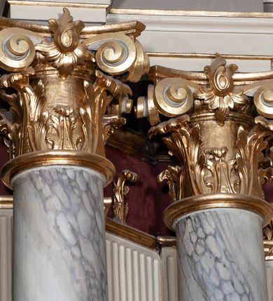 Zdjęcie nr 21: Ołtarz architektoniczny, jednoosiowy z bramkami, jednokondygnacyjny ze zwieńczeniem, na podwójnym cokole. Ołtarz murowany, licowany kamiennymi płytami, prostopadłościenny. Mensa betonowa. Antependium w formie wydłużonego, leżącego prostokąta, ujętego profilowaną ramą. Na srebrzonym polu płaskorzeźbiona, złocona dekoracja; w centrum rocaillowy kartusz ze sceną Zwiastowania Najświętszej Marii Panny, flankowany parą rocaillowych płycin, w których prawa z przedstawieniem mitry książęcej na poduszce ujętej różanymi gałązkami z gwiazdą, lewa z berłem na poduszce ujętym liliami zwieńczonej słońcem. 
Tabernaculum w formie prostopadłościennej szafki o wypukłej ścianie frontowej, z dwuskrzydłowymi drzwiczkami o kształcie zbliżonym do kwadratu, ujęte ramą; na łączeniu drzwiczek krzyż, flankowany przez odlewane kłosy zbóż i winne grono, całość na fakturowanym tle. Tabernaculum w drewnianej obudowie stanowiącej podstawę dla tronu wystawienia; cokół wyłamany, dekorowany płycinami z ornamentem roślinnym i campanullami; całość zamknięta gzymsem. Tron wystawienia w formie aediculi z obrotową niszą; ujęte parą półkolumn i parą kolumn o kapitelach kompozytowych i pseudokanelowanych trzonach dźwigających pełne belkowanie, wypukłe i wyłamane na kształt łuku odcinkowego nad niszą, wyłamane na osiach podpór. Nisza ujęta opaską dekorowaną akantem. W partii fryzu rozety i dekoracja roślinna. Całość zwieńczona postumentem  z leżącym na księdze barankiem. Tron flankują dwie figurki, adorujących aniołków, klęczących na cokole.
Nastawa ołtarzowa ujęta trzema parami pilastrów i parą skrajnych filarów o kapitelach kompozytowych i kanelowanych trzonach; oraz stojących przed nimi w dwóch strefach dwiema parami kolumn o kapitelach kompozytowych. Podpory dźwigają pełne belkowanie, wyłamane na ich osi; nad polem środkowym architraw przyjmuje kształt łuku nadwieszonego. Belkowanie oraz cokoły kolumn ustawione delikatnie pod katem względem lica retabulum. Na belkowaniu, na osi skrajnych kolumn przerwany, wolutowy przyczółek z siedzącą parą puttów. W polu środkowym  nisza w formie stojącego prostokąta zamkniętego łukiem nadwieszonym, z wklęsłymi dolnymi narożami i dolnym bokiem; ujęta profilowaną ramą; w polu płaskorzeźbiona scena z Widzeniem św. Franciszka. Zwieńczenie w formie stojącego prostokąta ujętego lizenami oraz spływami wolutowymi; zamknięte gzymsem przechodzącym w dwie zwrócone antytetycznie woluty. W polu obraz w formie stojącego owalu w profilowanej ramie z przedstawieniem św. Michała Archanioła. Retabulum ujęte bramkami z przejściami w formie stojącego prostokąta zamkniętego łukiem nadwieszonym z uskokiem, z drzwiczkami; zwieńczone podtrzymywanym przez konsolę cokołem dla figur aniołów, flankowanym spływami wolutowymi.
Cokoły dla kolumn dekorowane z trzech stron płycinami. Rama obrazu pola środkowego zdobiona na bokach rocaille z kwiatami i palmami; łuk zwieńczony rocaillowym kartuszem, flankowanym przez dwie palmy. Na gzymsie nad polem środkowym muszla. Lizeny i woluty zwieńczenia dekorowane campanullami; obraz u spodu i u góry ujęty rocaille. Na gzymsie wieńczącym dwa kwiatowe festony; na jego skraju para wazonów, całość zwieńczona stylizowanym rokokowym krzyżem.
Struktura polichromowana w kolorze kremowym, z detalami w kolorach szarym i brudnym różem; trzony kolumn marmoryzowane; ornamentyka i profile złocone.