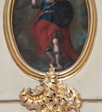 Zdjęcie nr 7: Ołtarz architektoniczny, jednoosiowy z bramkami, jednokondygnacyjny ze zwieńczeniem, na podwójnym cokole. Ołtarz murowany, licowany kamiennymi płytami, prostopadłościenny. Mensa betonowa. Antependium w formie wydłużonego, leżącego prostokąta, ujętego profilowaną ramą. Na srebrzonym polu płaskorzeźbiona, złocona dekoracja; w centrum rocaillowy kartusz ze sceną Zwiastowania Najświętszej Marii Panny, flankowany parą rocaillowych płycin, w których prawa z przedstawieniem mitry książęcej na poduszce ujętej różanymi gałązkami z gwiazdą, lewa z berłem na poduszce ujętym liliami zwieńczonej słońcem. 
Tabernaculum w formie prostopadłościennej szafki o wypukłej ścianie frontowej, z dwuskrzydłowymi drzwiczkami o kształcie zbliżonym do kwadratu, ujęte ramą; na łączeniu drzwiczek krzyż, flankowany przez odlewane kłosy zbóż i winne grono, całość na fakturowanym tle. Tabernaculum w drewnianej obudowie stanowiącej podstawę dla tronu wystawienia; cokół wyłamany, dekorowany płycinami z ornamentem roślinnym i campanullami; całość zamknięta gzymsem. Tron wystawienia w formie aediculi z obrotową niszą; ujęte parą półkolumn i parą kolumn o kapitelach kompozytowych i pseudokanelowanych trzonach dźwigających pełne belkowanie, wypukłe i wyłamane na kształt łuku odcinkowego nad niszą, wyłamane na osiach podpór. Nisza ujęta opaską dekorowaną akantem. W partii fryzu rozety i dekoracja roślinna. Całość zwieńczona postumentem  z leżącym na księdze barankiem. Tron flankują dwie figurki, adorujących aniołków, klęczących na cokole.
Nastawa ołtarzowa ujęta trzema parami pilastrów i parą skrajnych filarów o kapitelach kompozytowych i kanelowanych trzonach; oraz stojących przed nimi w dwóch strefach dwiema parami kolumn o kapitelach kompozytowych. Podpory dźwigają pełne belkowanie, wyłamane na ich osi; nad polem środkowym architraw przyjmuje kształt łuku nadwieszonego. Belkowanie oraz cokoły kolumn ustawione delikatnie pod katem względem lica retabulum. Na belkowaniu, na osi skrajnych kolumn przerwany, wolutowy przyczółek z siedzącą parą puttów. W polu środkowym  nisza w formie stojącego prostokąta zamkniętego łukiem nadwieszonym, z wklęsłymi dolnymi narożami i dolnym bokiem; ujęta profilowaną ramą; w polu płaskorzeźbiona scena z Widzeniem św. Franciszka. Zwieńczenie w formie stojącego prostokąta ujętego lizenami oraz spływami wolutowymi; zamknięte gzymsem przechodzącym w dwie zwrócone antytetycznie woluty. W polu obraz w formie stojącego owalu w profilowanej ramie z przedstawieniem św. Michała Archanioła. Retabulum ujęte bramkami z przejściami w formie stojącego prostokąta zamkniętego łukiem nadwieszonym z uskokiem, z drzwiczkami; zwieńczone podtrzymywanym przez konsolę cokołem dla figur aniołów, flankowanym spływami wolutowymi.
Cokoły dla kolumn dekorowane z trzech stron płycinami. Rama obrazu pola środkowego zdobiona na bokach rocaille z kwiatami i palmami; łuk zwieńczony rocaillowym kartuszem, flankowanym przez dwie palmy. Na gzymsie nad polem środkowym muszla. Lizeny i woluty zwieńczenia dekorowane campanullami; obraz u spodu i u góry ujęty rocaille. Na gzymsie wieńczącym dwa kwiatowe festony; na jego skraju para wazonów, całość zwieńczona stylizowanym rokokowym krzyżem.
Struktura polichromowana w kolorze kremowym, z detalami w kolorach szarym i brudnym różem; trzony kolumn marmoryzowane; ornamentyka i profile złocone.