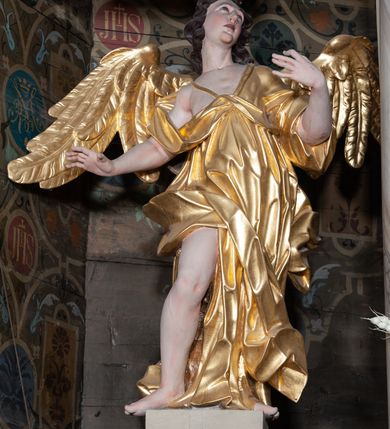 Zdjęcie nr 16: Ołtarz architektoniczny, jednoosiowy z bramkami, jednokondygnacyjny ze zwieńczeniem, na podwójnym cokole. Ołtarz murowany, licowany kamiennymi płytami, prostopadłościenny. Mensa betonowa. Antependium w formie wydłużonego, leżącego prostokąta, ujętego profilowaną ramą. Na srebrzonym polu płaskorzeźbiona, złocona dekoracja; w centrum rocaillowy kartusz ze sceną Zwiastowania Najświętszej Marii Panny, flankowany parą rocaillowych płycin, w których prawa z przedstawieniem mitry książęcej na poduszce ujętej różanymi gałązkami z gwiazdą, lewa z berłem na poduszce ujętym liliami zwieńczonej słońcem. 
Tabernaculum w formie prostopadłościennej szafki o wypukłej ścianie frontowej, z dwuskrzydłowymi drzwiczkami o kształcie zbliżonym do kwadratu, ujęte ramą; na łączeniu drzwiczek krzyż, flankowany przez odlewane kłosy zbóż i winne grono, całość na fakturowanym tle. Tabernaculum w drewnianej obudowie stanowiącej podstawę dla tronu wystawienia; cokół wyłamany, dekorowany płycinami z ornamentem roślinnym i campanullami; całość zamknięta gzymsem. Tron wystawienia w formie aediculi z obrotową niszą; ujęte parą półkolumn i parą kolumn o kapitelach kompozytowych i pseudokanelowanych trzonach dźwigających pełne belkowanie, wypukłe i wyłamane na kształt łuku odcinkowego nad niszą, wyłamane na osiach podpór. Nisza ujęta opaską dekorowaną akantem. W partii fryzu rozety i dekoracja roślinna. Całość zwieńczona postumentem  z leżącym na księdze barankiem. Tron flankują dwie figurki, adorujących aniołków, klęczących na cokole.
Nastawa ołtarzowa ujęta trzema parami pilastrów i parą skrajnych filarów o kapitelach kompozytowych i kanelowanych trzonach; oraz stojących przed nimi w dwóch strefach dwiema parami kolumn o kapitelach kompozytowych. Podpory dźwigają pełne belkowanie, wyłamane na ich osi; nad polem środkowym architraw przyjmuje kształt łuku nadwieszonego. Belkowanie oraz cokoły kolumn ustawione delikatnie pod katem względem lica retabulum. Na belkowaniu, na osi skrajnych kolumn przerwany, wolutowy przyczółek z siedzącą parą puttów. W polu środkowym  nisza w formie stojącego prostokąta zamkniętego łukiem nadwieszonym, z wklęsłymi dolnymi narożami i dolnym bokiem; ujęta profilowaną ramą; w polu płaskorzeźbiona scena z Widzeniem św. Franciszka. Zwieńczenie w formie stojącego prostokąta ujętego lizenami oraz spływami wolutowymi; zamknięte gzymsem przechodzącym w dwie zwrócone antytetycznie woluty. W polu obraz w formie stojącego owalu w profilowanej ramie z przedstawieniem św. Michała Archanioła. Retabulum ujęte bramkami z przejściami w formie stojącego prostokąta zamkniętego łukiem nadwieszonym z uskokiem, z drzwiczkami; zwieńczone podtrzymywanym przez konsolę cokołem dla figur aniołów, flankowanym spływami wolutowymi.
Cokoły dla kolumn dekorowane z trzech stron płycinami. Rama obrazu pola środkowego zdobiona na bokach rocaille z kwiatami i palmami; łuk zwieńczony rocaillowym kartuszem, flankowanym przez dwie palmy. Na gzymsie nad polem środkowym muszla. Lizeny i woluty zwieńczenia dekorowane campanullami; obraz u spodu i u góry ujęty rocaille. Na gzymsie wieńczącym dwa kwiatowe festony; na jego skraju para wazonów, całość zwieńczona stylizowanym rokokowym krzyżem.
Struktura polichromowana w kolorze kremowym, z detalami w kolorach szarym i brudnym różem; trzony kolumn marmoryzowane; ornamentyka i profile złocone.