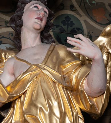 Zdjęcie nr 14: Ołtarz architektoniczny, jednoosiowy z bramkami, jednokondygnacyjny ze zwieńczeniem, na podwójnym cokole. Ołtarz murowany, licowany kamiennymi płytami, prostopadłościenny. Mensa betonowa. Antependium w formie wydłużonego, leżącego prostokąta, ujętego profilowaną ramą. Na srebrzonym polu płaskorzeźbiona, złocona dekoracja; w centrum rocaillowy kartusz ze sceną Zwiastowania Najświętszej Marii Panny, flankowany parą rocaillowych płycin, w których prawa z przedstawieniem mitry książęcej na poduszce ujętej różanymi gałązkami z gwiazdą, lewa z berłem na poduszce ujętym liliami zwieńczonej słońcem. 
Tabernaculum w formie prostopadłościennej szafki o wypukłej ścianie frontowej, z dwuskrzydłowymi drzwiczkami o kształcie zbliżonym do kwadratu, ujęte ramą; na łączeniu drzwiczek krzyż, flankowany przez odlewane kłosy zbóż i winne grono, całość na fakturowanym tle. Tabernaculum w drewnianej obudowie stanowiącej podstawę dla tronu wystawienia; cokół wyłamany, dekorowany płycinami z ornamentem roślinnym i campanullami; całość zamknięta gzymsem. Tron wystawienia w formie aediculi z obrotową niszą; ujęte parą półkolumn i parą kolumn o kapitelach kompozytowych i pseudokanelowanych trzonach dźwigających pełne belkowanie, wypukłe i wyłamane na kształt łuku odcinkowego nad niszą, wyłamane na osiach podpór. Nisza ujęta opaską dekorowaną akantem. W partii fryzu rozety i dekoracja roślinna. Całość zwieńczona postumentem  z leżącym na księdze barankiem. Tron flankują dwie figurki, adorujących aniołków, klęczących na cokole.
Nastawa ołtarzowa ujęta trzema parami pilastrów i parą skrajnych filarów o kapitelach kompozytowych i kanelowanych trzonach; oraz stojących przed nimi w dwóch strefach dwiema parami kolumn o kapitelach kompozytowych. Podpory dźwigają pełne belkowanie, wyłamane na ich osi; nad polem środkowym architraw przyjmuje kształt łuku nadwieszonego. Belkowanie oraz cokoły kolumn ustawione delikatnie pod katem względem lica retabulum. Na belkowaniu, na osi skrajnych kolumn przerwany, wolutowy przyczółek z siedzącą parą puttów. W polu środkowym  nisza w formie stojącego prostokąta zamkniętego łukiem nadwieszonym, z wklęsłymi dolnymi narożami i dolnym bokiem; ujęta profilowaną ramą; w polu płaskorzeźbiona scena z Widzeniem św. Franciszka. Zwieńczenie w formie stojącego prostokąta ujętego lizenami oraz spływami wolutowymi; zamknięte gzymsem przechodzącym w dwie zwrócone antytetycznie woluty. W polu obraz w formie stojącego owalu w profilowanej ramie z przedstawieniem św. Michała Archanioła. Retabulum ujęte bramkami z przejściami w formie stojącego prostokąta zamkniętego łukiem nadwieszonym z uskokiem, z drzwiczkami; zwieńczone podtrzymywanym przez konsolę cokołem dla figur aniołów, flankowanym spływami wolutowymi.
Cokoły dla kolumn dekorowane z trzech stron płycinami. Rama obrazu pola środkowego zdobiona na bokach rocaille z kwiatami i palmami; łuk zwieńczony rocaillowym kartuszem, flankowanym przez dwie palmy. Na gzymsie nad polem środkowym muszla. Lizeny i woluty zwieńczenia dekorowane campanullami; obraz u spodu i u góry ujęty rocaille. Na gzymsie wieńczącym dwa kwiatowe festony; na jego skraju para wazonów, całość zwieńczona stylizowanym rokokowym krzyżem.
Struktura polichromowana w kolorze kremowym, z detalami w kolorach szarym i brudnym różem; trzony kolumn marmoryzowane; ornamentyka i profile złocone.