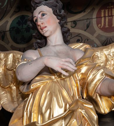 Zdjęcie nr 11: Ołtarz architektoniczny, jednoosiowy z bramkami, jednokondygnacyjny ze zwieńczeniem, na podwójnym cokole. Ołtarz murowany, licowany kamiennymi płytami, prostopadłościenny. Mensa betonowa. Antependium w formie wydłużonego, leżącego prostokąta, ujętego profilowaną ramą. Na srebrzonym polu płaskorzeźbiona, złocona dekoracja; w centrum rocaillowy kartusz ze sceną Zwiastowania Najświętszej Marii Panny, flankowany parą rocaillowych płycin, w których prawa z przedstawieniem mitry książęcej na poduszce ujętej różanymi gałązkami z gwiazdą, lewa z berłem na poduszce ujętym liliami zwieńczonej słońcem. 
Tabernaculum w formie prostopadłościennej szafki o wypukłej ścianie frontowej, z dwuskrzydłowymi drzwiczkami o kształcie zbliżonym do kwadratu, ujęte ramą; na łączeniu drzwiczek krzyż, flankowany przez odlewane kłosy zbóż i winne grono, całość na fakturowanym tle. Tabernaculum w drewnianej obudowie stanowiącej podstawę dla tronu wystawienia; cokół wyłamany, dekorowany płycinami z ornamentem roślinnym i campanullami; całość zamknięta gzymsem. Tron wystawienia w formie aediculi z obrotową niszą; ujęte parą półkolumn i parą kolumn o kapitelach kompozytowych i pseudokanelowanych trzonach dźwigających pełne belkowanie, wypukłe i wyłamane na kształt łuku odcinkowego nad niszą, wyłamane na osiach podpór. Nisza ujęta opaską dekorowaną akantem. W partii fryzu rozety i dekoracja roślinna. Całość zwieńczona postumentem  z leżącym na księdze barankiem. Tron flankują dwie figurki, adorujących aniołków, klęczących na cokole.
Nastawa ołtarzowa ujęta trzema parami pilastrów i parą skrajnych filarów o kapitelach kompozytowych i kanelowanych trzonach; oraz stojących przed nimi w dwóch strefach dwiema parami kolumn o kapitelach kompozytowych. Podpory dźwigają pełne belkowanie, wyłamane na ich osi; nad polem środkowym architraw przyjmuje kształt łuku nadwieszonego. Belkowanie oraz cokoły kolumn ustawione delikatnie pod katem względem lica retabulum. Na belkowaniu, na osi skrajnych kolumn przerwany, wolutowy przyczółek z siedzącą parą puttów. W polu środkowym  nisza w formie stojącego prostokąta zamkniętego łukiem nadwieszonym, z wklęsłymi dolnymi narożami i dolnym bokiem; ujęta profilowaną ramą; w polu płaskorzeźbiona scena z Widzeniem św. Franciszka. Zwieńczenie w formie stojącego prostokąta ujętego lizenami oraz spływami wolutowymi; zamknięte gzymsem przechodzącym w dwie zwrócone antytetycznie woluty. W polu obraz w formie stojącego owalu w profilowanej ramie z przedstawieniem św. Michała Archanioła. Retabulum ujęte bramkami z przejściami w formie stojącego prostokąta zamkniętego łukiem nadwieszonym z uskokiem, z drzwiczkami; zwieńczone podtrzymywanym przez konsolę cokołem dla figur aniołów, flankowanym spływami wolutowymi.
Cokoły dla kolumn dekorowane z trzech stron płycinami. Rama obrazu pola środkowego zdobiona na bokach rocaille z kwiatami i palmami; łuk zwieńczony rocaillowym kartuszem, flankowanym przez dwie palmy. Na gzymsie nad polem środkowym muszla. Lizeny i woluty zwieńczenia dekorowane campanullami; obraz u spodu i u góry ujęty rocaille. Na gzymsie wieńczącym dwa kwiatowe festony; na jego skraju para wazonów, całość zwieńczona stylizowanym rokokowym krzyżem.
Struktura polichromowana w kolorze kremowym, z detalami w kolorach szarym i brudnym różem; trzony kolumn marmoryzowane; ornamentyka i profile złocone.