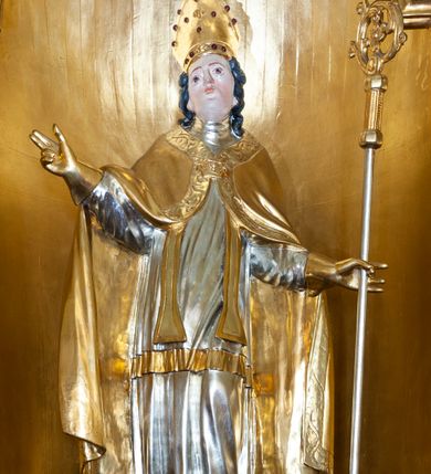 Zdjęcie nr 3: Nastawa architektoniczna, jednoosiowa, jednokondygnacyjna ze zwieńczeniem, ustawiona na cokole z wyodrębnionymi prostopadłościanami. Ołtarz drewniany, prostopadłościenny, z drewnianą mensą. Antepedium podzielone dwiema parami lizen, w centrum medalion z płyciną w formie czteroliścia, z monogramem IHS. Cokół retabulum dekorowany rozetami. Nastawa flankowana dwiema parami pilastrów i stojącą przed nimi parą kolumn o kapitelach kompozytowych, dźwigających pełne belkowanie wyłamane na ich osi, nad polem środkowym przyjmujące kształt łuku odcinkowego. Belkowanie dekorowane rozetami oraz anthemionami, nad polem środkowym małżowinowy kartusz z koroną, krzyżem i kotwicą. Na belkowaniu fragmenty przerwanego, falistego przyczółka z siedzącymi puttami. W polu środkowym nisza w formie stojącego prostokąta zamkniętego łukiem półkolistym nadwieszonym, ujęta profilowaną ramą, z figurą św. Stanisława. Nisza flankowana ornamentem małżowinowo-chrząstkowym i akantem. Kondygnacja flankowana uszami utworzonymi z akantu, karbowanej wstęgi i kratki regencyjnej. Po bokach nastawy przymocowane wsporniki z figurami św. Jana Kantego i św. Jana Nepomucena. Zwieńczenie w formie zbliżonej do prostokąta, o krawędzi kształtowanej przez woluty, dekorowanej stylizowanym ornamentem roślinnym i rokokowym. W polu prześwit w kształcie stojącego prostokąta zamkniętego łukiem półkolistym nadwieszonym, ujętym profilowaną ramą, z figurą Matki Boskiej Niepokalanie Poczętej. 
Struktura polichromowana w kolorze ciemnoczerwonym, ze złoconymi kolumnami, profilami i ornamentyką oraz srebrzonymi detalami. 

