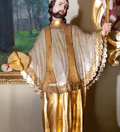 Zdjęcie nr 6: Nastawa architektoniczna, jednoosiowa, jednokondygnacyjna ze zwieńczeniem, ustawiona na cokole z wyodrębnionymi prostopadłościanami. Ołtarz drewniany, prostopadłościenny, z drewnianą mensą. Antepedium podzielone dwiema parami lizen, w centrum medalion z płyciną w formie czteroliścia, z monogramem IHS. Cokół retabulum dekorowany rozetami. Nastawa flankowana dwiema parami pilastrów i stojącą przed nimi parą kolumn o kapitelach kompozytowych, dźwigających pełne belkowanie wyłamane na ich osi, nad polem środkowym przyjmujące kształt łuku odcinkowego. Belkowanie dekorowane rozetami oraz anthemionami, nad polem środkowym małżowinowy kartusz z koroną, krzyżem i kotwicą. Na belkowaniu fragmenty przerwanego, falistego przyczółka z siedzącymi puttami. W polu środkowym nisza w formie stojącego prostokąta zamkniętego łukiem półkolistym nadwieszonym, ujęta profilowaną ramą, z figurą św. Stanisława. Nisza flankowana ornamentem małżowinowo-chrząstkowym i akantem. Kondygnacja flankowana uszami utworzonymi z akantu, karbowanej wstęgi i kratki regencyjnej. Po bokach nastawy przymocowane wsporniki z figurami św. Jana Kantego i św. Jana Nepomucena. Zwieńczenie w formie zbliżonej do prostokąta, o krawędzi kształtowanej przez woluty, dekorowanej stylizowanym ornamentem roślinnym i rokokowym. W polu prześwit w kształcie stojącego prostokąta zamkniętego łukiem półkolistym nadwieszonym, ujętym profilowaną ramą, z figurą Matki Boskiej Niepokalanie Poczętej. 
Struktura polichromowana w kolorze ciemnoczerwonym, ze złoconymi kolumnami, profilami i ornamentyką oraz srebrzonymi detalami. 

