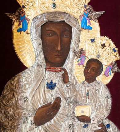 Zdjęcie nr 3: Nastawa architektoniczna, jednoosiowa, jednokondygnacyjna ze zwieńczeniem, ustawiona na cokole z wyodrębnionymi prostopadłościanami. Ołtarz drewniany, prostopadłościenny, z drewnianą mensą. Antepedium flankowane dwiema parami pilastrów, z wyodrębnioną kwadratową płyciną z medalionem z rozetą, ujęte parą pilastrów. Cokół dekorowany rozetami i akantem. Nastawa flankowana dwiema kolumnami o kapitelach kompozytowych, dźwigających pełne belkowanie wyłamane na ich osi oraz częściowo przerwane nad polem środkowym, z rozetami w partii fryzu oraz fragmenty przerwanego, wolutowego przyczółka. W polu głównym wnęka w formie stojącego prostokąta zamkniętego łukiem półkolistym, ujęta profilowaną ramą, z obrazem Matki Boskiej Częstochowskiej. Nad obrazem monogram Marii na sierpie księżyca. Kondygnacja ujęta uszami utworzonymi z akantu, kratki regencyjnej i karbowanej wstęgi. Zwieńczenie w formie zbliżonej do trapezu, zamkniętego dwiema stykającymi się wolutami z muszlą, ujętego spływami wolutowymi, całość obwiedziona karbowaną wstęgą. W polu płaskorzeźbione przedstawienie półpostaci Boga Ojca pośród obłoków, w glorii promienistej, w otoczeniu z gwiazd. Struktura polichromowana w kolorze ciemnoczerwonym, ze złoconymi kolumnami, profilami i ornamentyką oraz srebrzonym polem zwieńczenia i detalami. 