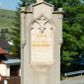 Zdjęcie nr 1: Nagrobek na dwustopniowej podstawie oraz cokole dekorowanym z przodu płyciną, na nim ustawiona stela w formie stojącego prostokąta, u dołu profilowana, zamknięta trójkątnym, nadwieszonym szczytem z krzyżem. W górnej części ujęta dwiema laskami na wspornikach, dekorowanymi maswerkiem. W polu płycina w kształcie stojącego prostokąta zamknięta łukiem w ośli grzbiet, w podłuczu dekorowana maswerkiem. Wewnątrz złocona inskrypcja: „D(EO) O(PTIMO) M(AXIMO) / Tu leżą zwłoki / ś(więtej) p(amięci) Florentyny z Fihauserów / DROHOJOWSKIEJ / Dziedziczki  dóbr Czorsztyna / urod(zonej) 27 Marca 1827 / zmar(łej) 17 Stycz(nia) 1870 / pełnej cnót chrześcijańskich.”




