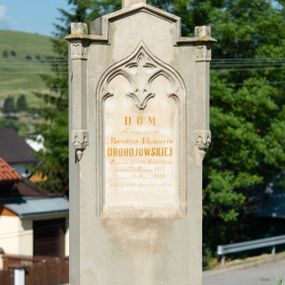 Zdjęcie nr 1: Nagrobek na dwustopniowej podstawie oraz cokole dekorowanym z przodu płyciną, na nim ustawiona stela w formie stojącego prostokąta, u dołu profilowana, zamknięta trójkątnym, nadwieszonym szczytem z krzyżem. W górnej części ujęta dwiema laskami na wspornikach, dekorowanymi maswerkiem. W polu płycina w kształcie stojącego prostokąta zamknięta łukiem w ośli grzbiet, w podłuczu dekorowana maswerkiem. Wewnątrz złocona inskrypcja: „D(EO) O(PTIMO) M(AXIMO) / Tu leżą zwłoki / ś(więtej) p(amięci) Florentyny z Fihauserów / DROHOJOWSKIEJ / Dziedziczki  dóbr Czorsztyna / urod(zonej) 27 Marca 1827 / zmar(łej) 17 Stycz(nia) 1870 / pełnej cnót chrześcijańskich.”




