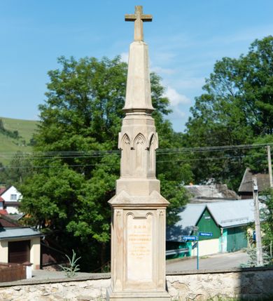 Zdjęcie nr 1: Nagrobek ustawiony na dwustopniowej podstawie oraz dwustrefowym cokole, w górnej części ścianki dekorowane płycinami o wypukłych górnych narożach, ujęte lizenami z blendami. Na cokole ośmioboczny trzon, zwężający się ku górze, w połowie wysokości profilowany, zakończony krzyżem. W dolnej części dekorowany blendami z maswerkiem. Na frontowej ściance górnej partii cokołu złocona inskrypcja: „D(EO) O(PTOMO) M(AXIMO) / Tu leżą zwłoki ś(więtej) p(amięci) WIKTORYI z GRUDNICKICH / DROHOJOWSKIEJ / Dziedziczki dóbr / Czorsztyna / zmarłej 8go Lutego 1867 / Pokój Jej pełnej cnót duszy!”. 