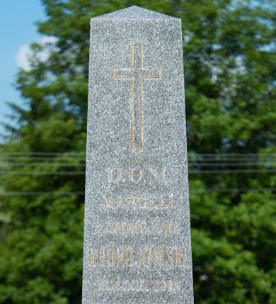 Zdjęcie nr 1: Nagrobek w formie obelisku, ustawionego na wysokim stopniu oraz cokole zakończonym profilowaniem. Na froncie obelisku złocony krzyż i inskrypcja: „D(EO) O(PTIMO) M(AXIMO) / MARCELI / z DROHOJOWA / DROHOJOWSKI / WŁAŚCICIEL DÓBR / UR(ODZONY) 9. STYCZNIA 1817 R(OKU) / ZM(ARŁY) 1[...] SIERPNIA 1909 R(OKU) / PROSI O ZDROWAŚ MARYA”. W partii cokołu inskrypcje: „Ś(WIĘTEJ) P(AMIĘCI) / STANISŁAW DROHOJOWSKI / UR(ODZONY) 13 1 1885 ZM(ARŁY) 13-3-1941 / W OŚWIĘCIMIU” oraz „Ś(WIĘTEJ) P(AMIĘCI) / ADAM DROHOJOWSKI / UR(ODZONY) 9 7 1916 ZM(ARŁY) 23 12 1940 / W OŚWIĘCIMIU”.