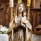 Zdjęcie nr 1: Feretron z figurą Matki Boskiej na prostopadłościennej podstawie. Maria stoi frontalnie, w lekkim kontrapoście, z prawą nogą odwiedzioną, ustawioną na kamieniu; ręce ma złożone do modlitwy. Ma delikatną, owalną twarz z wysokim czołem, długim, wąskim nosem i małymi ustami; wzrok kieruje w górę. Jest ubrana w długą, powłóczystą suknię układającą się w ostre fałdy, przepasaną szeroką szarfą z dekoracją geometryczną. Ponadto ma zarzucony okrywający głowę i ramiona płaszcz, którego spód jest prążkowany a wierzchnia strona dekorowana wicią roślinną, z bordiurą utworzoną z przeplatających się wstęg. Na nagich stopach, kamieniu i sukni aplikowane kwiaty róży. Figura ustawiona na dwudzielnej podstawie dekorowanej wicią roślinną oraz rozetami. 
Suknia Matki Boskiej jasna, szarfa oraz płaszcz pozłacane, polichromia w partiach ciała naturalistyczna; podstawa w kolorach jasnożółtym oraz brązowym. 
