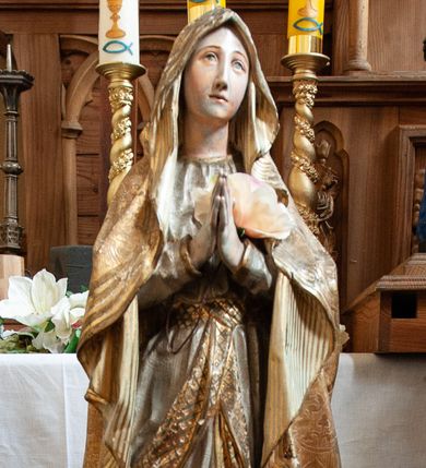 Zdjęcie nr 1: Feretron z figurą Matki Boskiej na prostopadłościennej podstawie. Maria stoi frontalnie, w lekkim kontrapoście, z prawą nogą odwiedzioną, ustawioną na kamieniu; ręce ma złożone do modlitwy. Ma delikatną, owalną twarz z wysokim czołem, długim, wąskim nosem i małymi ustami; wzrok kieruje w górę. Jest ubrana w długą, powłóczystą suknię układającą się w ostre fałdy, przepasaną szeroką szarfą z dekoracją geometryczną. Ponadto ma zarzucony okrywający głowę i ramiona płaszcz, którego spód jest prążkowany a wierzchnia strona dekorowana wicią roślinną, z bordiurą utworzoną z przeplatających się wstęg. Na nagich stopach, kamieniu i sukni aplikowane kwiaty róży. Figura ustawiona na dwudzielnej podstawie dekorowanej wicią roślinną oraz rozetami. 
Suknia Matki Boskiej jasna, szarfa oraz płaszcz pozłacane, polichromia w partiach ciała naturalistyczna; podstawa w kolorach jasnożółtym oraz brązowym. 
