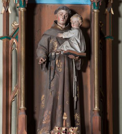 Zdjęcie nr 5: Ołtarz przyścienny, architektoniczny, trójosiowy, jednokondygnacyjny ze zwieńczeniem. Mensa skrzyniowa, prostopadłościenna. Antepedium z trzema prostokątnymi płycinami. W środkowej monogram IHS, boczne wypełnione symetrycznym ornamentem roślinnym. Predella wysoka, dekorowana fryzem arkadkowym, ostrołukowym. W pierwszej kondygnacji retabulum trzy nisze prostokątne zamknięte od góry wimpergą na tle szczytu. Środkowa nisza wyższa i szersza od bocznych, rama dekorowana wyschniętą wicią roślinną, wszystkie zdobione ażurowym ornamentem ostrołukowym i żabkami; szczyty wypełniają pola wypełnione łukiem trójlistnym, ostrym. Boczne nisze zwieńczone ustawionymi skośnie ażurowymi kapliczkami z pinaklami, zdobionymi żabkami i kwiatonami. W środkowej niszy figura Najświętszego Serca Jezusa, w bocznych św. Wojciech i św. Stanisław. W zwieńczeniu ażurowa kapliczka powtarzająca kształt kapliczek wieńczących osie boczne pierwszej kondygnacji z niszą, w której figura św. Antoniego Padewskiego. 
Struktura brązowa, niektóre detale malowane na zielono, ornamenty, profile i kolumny złocone. 
