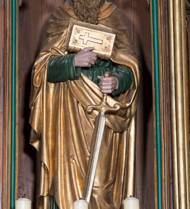 Zdjęcie nr 8: Nastawa ołtarzowa architektoniczna, trójosiowa, jednokondygnacyjna ze zwieńczeniem i predellą. Mensa skrzyniowa, prostopadłościenna. Antepedium z profilowaną płyciną, w centrum medalion z monogramem IHS i gorejącym sercem w glorii. Medalion ujęty profilowanymi płycinami o krawędziach wklęsłych od strony medaliony. Predella wysoka trójdzielna, boczne płyciny dekorowane fryzem arkadkowym ostrołukowym, przed środkową ustawione tabernakulum. W pierwszej kondygnacji retabulum trzy nisze prostokątne zamknięte od góry wimpergą. Środkowa nisza wyższa i szersza od bocznych, rama dekorowana astwerkiem, zwieńczenie łuku wypełnia ażurowy ornament ostrołukowy złączony gałązkami wyschniętej wici. Boczne nisze zdobione ażurowym ornamentem ostrołukowym i żabkami, szczyty wypełniają pola z łukiem trójlistnym ostrym oraz pas dekoracji z rombów wypełnionych motywem czteroliścia. Boczne nisze zwieńczone ustawionymi skośnie ażurowymi kapliczkami z pinaklami, zdobionymi żabkami i kwiatonami. W środkowej niszy obraz z przedstawieniem św. Anny z Marią i Jezusem, w bocznych figury św. Piotra i św. Pawła. W zwieńczeniu bardzo rozbudowana ażurowa kapliczka z niszą z rzeźbionym przedstawieniem Trójcy Świętej. Oprawa tabernakulum trójosiowa, na wysokim cokole zamkniętym wydatnym gzymsem oraz fryzem z astwerkiem; osie boczne cofnięte. Cokół dekorowany esownicami z akantem, boczne różami. Na osi środkowej tabernakulum o groszkowanych drzwiczkach w formie stojącego prostokąta z aplikowanymi kielichem z hostią oraz flankującą go winną latoroślą. Na osiach bocznych blendy z płaskorzeźbionym motywem roślinnym. 
Struktura brązowa, niektóre detale malowane na zielono, ornamenty, profile i kolumny złocone; mensa malowana na biało, ze złoconymi profilami. 