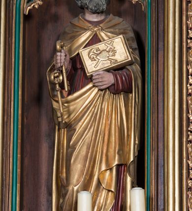 Zdjęcie nr 9: Nastawa ołtarzowa architektoniczna, trójosiowa, jednokondygnacyjna ze zwieńczeniem i predellą. Mensa skrzyniowa, prostopadłościenna. Antepedium z profilowaną płyciną, w centrum medalion z monogramem IHS i gorejącym sercem w glorii. Medalion ujęty profilowanymi płycinami o krawędziach wklęsłych od strony medaliony. Predella wysoka trójdzielna, boczne płyciny dekorowane fryzem arkadkowym ostrołukowym, przed środkową ustawione tabernakulum. W pierwszej kondygnacji retabulum trzy nisze prostokątne zamknięte od góry wimpergą. Środkowa nisza wyższa i szersza od bocznych, rama dekorowana astwerkiem, zwieńczenie łuku wypełnia ażurowy ornament ostrołukowy złączony gałązkami wyschniętej wici. Boczne nisze zdobione ażurowym ornamentem ostrołukowym i żabkami, szczyty wypełniają pola z łukiem trójlistnym ostrym oraz pas dekoracji z rombów wypełnionych motywem czteroliścia. Boczne nisze zwieńczone ustawionymi skośnie ażurowymi kapliczkami z pinaklami, zdobionymi żabkami i kwiatonami. W środkowej niszy obraz z przedstawieniem św. Anny z Marią i Jezusem, w bocznych figury św. Piotra i św. Pawła. W zwieńczeniu bardzo rozbudowana ażurowa kapliczka z niszą z rzeźbionym przedstawieniem Trójcy Świętej. Oprawa tabernakulum trójosiowa, na wysokim cokole zamkniętym wydatnym gzymsem oraz fryzem z astwerkiem; osie boczne cofnięte. Cokół dekorowany esownicami z akantem, boczne różami. Na osi środkowej tabernakulum o groszkowanych drzwiczkach w formie stojącego prostokąta z aplikowanymi kielichem z hostią oraz flankującą go winną latoroślą. Na osiach bocznych blendy z płaskorzeźbionym motywem roślinnym. 
Struktura brązowa, niektóre detale malowane na zielono, ornamenty, profile i kolumny złocone; mensa malowana na biało, ze złoconymi profilami. 