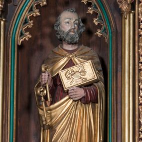 Zdjęcie nr 1: Rzeźba pełna na cokole przedstawiająca św. Piotra ukazanego w całej postaci, zwróconego nieznacznie w lewo. Święty w prawej, wyciągniętej ręce trzyma dwa klucze, lewą podtrzymuje połę płaszcza oraz księgę, na okładce której są połączone ze sobą krzyż, kotwica oraz gorejące serce. Ma pociągłą, szczupłą twarz z okrągłymi, szeroko otwartymi oczami, wąskim nosem oraz czerwonymi ustami. Okalają ją siwe włosy, które spływając falami, zasłaniają uszy, nad czołem lok. Święty ma krótką brodę oraz wąsy. Jest ubrany w czerwoną tunikę z wąskimi rękawami, przepasaną w talii oraz płaszcz spięty na piersi fibulą. Gęsto drapowane tkaniny spływają do ziemi miękkimi fałdami. 
W partiach ciała polichromia naturalistyczna, płaszcz i atrybuty złocone.