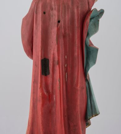 Zdjęcie nr 3: Rzeźba pełna na cokole. Chrystus ustawiony frontalnie, w kontrapoście, z ugiętą i cofniętą lewą nogą. Lewa ręka wyciągnięta do przodu prawdopodobnie przytrzymywała chorągiew, prawa jest uniesiona w górę w geście błogosławieństwa. Twarz pociągła, szczupła, o szerokim czole, głęboko osadzonych oczach, z brodą dzielącą się w dwa pukle. Włosy długie, z przedziałkiem na środku głowy, opadają na ramiona i plecy. Chrystus ubrany w podbity błękitem czerwony płaszcz ze złoconą lamówką, zapięty na piersi fibulą, przerzucony przez ramiona i zawinięty wokół lewego biodra, spięty na prawym. Ciało o wyraźnym modelunku z zaznaczonymi śladami męki. Polichromia w partiach ciała naturalistyczna. Z tyłu, na płaszczu tabliczka z napisem „Ferdinand Stuflesser / BILDHAUER / ST. ULRICH. / GRÖDEN TIROL”.