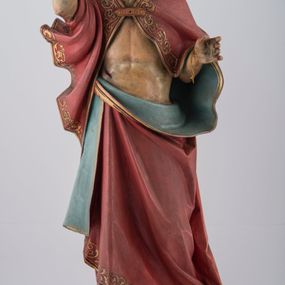 Zdjęcie nr 1: Rzeźba pełna na cokole. Chrystus ustawiony frontalnie, w kontrapoście, z ugiętą i cofniętą lewą nogą. Lewa ręka wyciągnięta do przodu prawdopodobnie przytrzymywała chorągiew, prawa jest uniesiona w górę w geście błogosławieństwa. Twarz pociągła, szczupła, o szerokim czole, głęboko osadzonych oczach, z brodą dzielącą się w dwa pukle. Włosy długie, z przedziałkiem na środku głowy, opadają na ramiona i plecy. Chrystus ubrany w podbity błękitem czerwony płaszcz ze złoconą lamówką, zapięty na piersi fibulą, przerzucony przez ramiona i zawinięty wokół lewego biodra, spięty na prawym. Ciało o wyraźnym modelunku z zaznaczonymi śladami męki. Polichromia w partiach ciała naturalistyczna. Z tyłu, na płaszczu tabliczka z napisem „Ferdinand Stuflesser / BILDHAUER / ST. ULRICH. / GRÖDEN TIROL”.