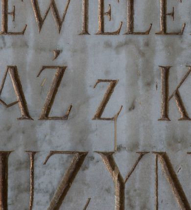 Zdjęcie nr 1: Tablica w formie leżącego prostokąta, ujęta rytym obramieniem z dekoracją roślinną w narożach, ze złoconą inskrypcją „KOŚCIÓŁ TEN WYSTAWIONY / 1892-1894. / KONSEKROWAŁ 4. WRZEŚNIA 1897 R(OKU) / NAJPRZEWIELEBNIEJSZY / JAN KNIAŹ Z KOZIELSKA / PUZYNA / KSIĄŻE BISKUP KRAKOWSKI”. 