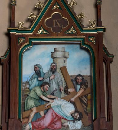 Zdjęcie nr 9: Stacje drogi krzyżowej wkomponowane w rozbudowane, drewniane neogotyckie ramy o formach przypominających kapliczki, flankowane uszakami w kształcie przypór oraz zwieńczone parami pinakli i wimpergą dekorowaną żabkami i zakończoną kwiatonem z krzyżem. Wpisano w nie motyw czworoliścia otoczony trzema rozetkami. Od dołu dekoracyjne podwieszenie. Poszczególne przedstawienia umieszczone za szybą, ujętą w profilowane obramienie w kształcie stojącego prostokąta zamkniętego łukiem nadwieszonym. Sceny są płaskorzeźbione w głębokim reliefie i ukazane na malowanym tle. Dominują zwarte, wielopostaciowe kompozycje o ekspresji wyrażonej zarówno w gestach postaci, jak i mimice twarzy. Kolorystyka pastelowa, dominują odcienie brązu, bieli i niebieskiego ożywione akcentami intensywnej czerwieni płaszcza Chrystusa. W tle fragmenty zabudowań oraz niebo, przybierające barwę od jasnego błękitu po intensywnie niebieski. W czworoliściu wimpergi numery stacji wyrażone cyframi rzymskimi, w dolnej partii obramienia prostokątne płyciny z nazwami stacji:
„I : P(an) Jezus przez Piłata na śmierć skazany”,
„II: P(an) Jezus obciążony krzyżem”, „III: P(an) Jezus upada pierwszy raz”, „IV: P(an) Jezus spotyka swą Matkę”, „V: P(an) Jezusowi dopomaga Szymon Cyre”, „VI: P(an) Jezusowi ociera twarz S. Weronika”, „VII: P(an) Jezus upada drugi raz”, „VIII: P(an) Jezus pociesza płaczące niewiasty”, „IX: P(an) Jezus upada po raz trzeci”, „X: P(an) Jezus obnażony żółcią napawany”, „XI: P(an) Jezus do krzyża przybijany”, „XII: P(an) Jezus umiera na krzyżu”, „XIII: P(an) Jezus zdjęty z krzyża”
„XIV: P(an) Jezus złożony w grobie”. 
