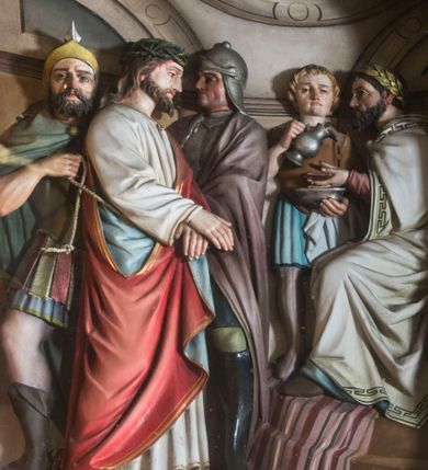 Zdjęcie nr 1: Stacje drogi krzyżowej wkomponowane w rozbudowane, drewniane neogotyckie ramy o formach przypominających kapliczki, flankowane uszakami w kształcie przypór oraz zwieńczone parami pinakli i wimpergą dekorowaną żabkami i zakończoną kwiatonem z krzyżem. Wpisano w nie motyw czworoliścia otoczony trzema rozetkami. Od dołu dekoracyjne podwieszenie. Poszczególne przedstawienia umieszczone za szybą, ujętą w profilowane obramienie w kształcie stojącego prostokąta zamkniętego łukiem nadwieszonym. Sceny są płaskorzeźbione w głębokim reliefie i ukazane na malowanym tle. Dominują zwarte, wielopostaciowe kompozycje o ekspresji wyrażonej zarówno w gestach postaci, jak i mimice twarzy. Kolorystyka pastelowa, dominują odcienie brązu, bieli i niebieskiego ożywione akcentami intensywnej czerwieni płaszcza Chrystusa. W tle fragmenty zabudowań oraz niebo, przybierające barwę od jasnego błękitu po intensywnie niebieski. W czworoliściu wimpergi numery stacji wyrażone cyframi rzymskimi, w dolnej partii obramienia prostokątne płyciny z nazwami stacji:
„I : P(an) Jezus przez Piłata na śmierć skazany”,
„II: P(an) Jezus obciążony krzyżem”, „III: P(an) Jezus upada pierwszy raz”, „IV: P(an) Jezus spotyka swą Matkę”, „V: P(an) Jezusowi dopomaga Szymon Cyre”, „VI: P(an) Jezusowi ociera twarz S. Weronika”, „VII: P(an) Jezus upada drugi raz”, „VIII: P(an) Jezus pociesza płaczące niewiasty”, „IX: P(an) Jezus upada po raz trzeci”, „X: P(an) Jezus obnażony żółcią napawany”, „XI: P(an) Jezus do krzyża przybijany”, „XII: P(an) Jezus umiera na krzyżu”, „XIII: P(an) Jezus zdjęty z krzyża”
„XIV: P(an) Jezus złożony w grobie”. 
