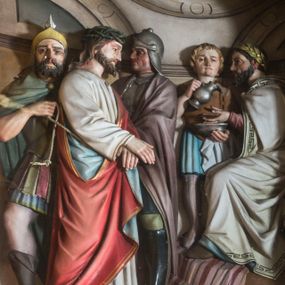 Zdjęcie nr 1: Stacje drogi krzyżowej wkomponowane w rozbudowane, drewniane neogotyckie ramy o formach przypominających kapliczki, flankowane uszakami w kształcie przypór oraz zwieńczone parami pinakli i wimpergą dekorowaną żabkami i zakończoną kwiatonem z krzyżem. Wpisano w nie motyw czworoliścia otoczony trzema rozetkami. Od dołu dekoracyjne podwieszenie. Poszczególne przedstawienia umieszczone za szybą, ujętą w profilowane obramienie w kształcie stojącego prostokąta zamkniętego łukiem nadwieszonym. Sceny są płaskorzeźbione w głębokim reliefie i ukazane na malowanym tle. Dominują zwarte, wielopostaciowe kompozycje o ekspresji wyrażonej zarówno w gestach postaci, jak i mimice twarzy. Kolorystyka pastelowa, dominują odcienie brązu, bieli i niebieskiego ożywione akcentami intensywnej czerwieni płaszcza Chrystusa. W tle fragmenty zabudowań oraz niebo, przybierające barwę od jasnego błękitu po intensywnie niebieski. W czworoliściu wimpergi numery stacji wyrażone cyframi rzymskimi, w dolnej partii obramienia prostokątne płyciny z nazwami stacji:
„I : P(an) Jezus przez Piłata na śmierć skazany”,
„II: P(an) Jezus obciążony krzyżem”, „III: P(an) Jezus upada pierwszy raz”, „IV: P(an) Jezus spotyka swą Matkę”, „V: P(an) Jezusowi dopomaga Szymon Cyre”, „VI: P(an) Jezusowi ociera twarz S. Weronika”, „VII: P(an) Jezus upada drugi raz”, „VIII: P(an) Jezus pociesza płaczące niewiasty”, „IX: P(an) Jezus upada po raz trzeci”, „X: P(an) Jezus obnażony żółcią napawany”, „XI: P(an) Jezus do krzyża przybijany”, „XII: P(an) Jezus umiera na krzyżu”, „XIII: P(an) Jezus zdjęty z krzyża”
„XIV: P(an) Jezus złożony w grobie”. 
