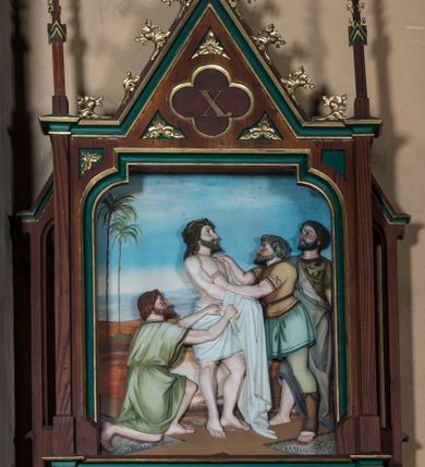 Zdjęcie nr 10: Stacje drogi krzyżowej wkomponowane w rozbudowane, drewniane neogotyckie ramy o formach przypominających kapliczki, flankowane uszakami w kształcie przypór oraz zwieńczone parami pinakli i wimpergą dekorowaną żabkami i zakończoną kwiatonem z krzyżem. Wpisano w nie motyw czworoliścia otoczony trzema rozetkami. Od dołu dekoracyjne podwieszenie. Poszczególne przedstawienia umieszczone za szybą, ujętą w profilowane obramienie w kształcie stojącego prostokąta zamkniętego łukiem nadwieszonym. Sceny są płaskorzeźbione w głębokim reliefie i ukazane na malowanym tle. Dominują zwarte, wielopostaciowe kompozycje o ekspresji wyrażonej zarówno w gestach postaci, jak i mimice twarzy. Kolorystyka pastelowa, dominują odcienie brązu, bieli i niebieskiego ożywione akcentami intensywnej czerwieni płaszcza Chrystusa. W tle fragmenty zabudowań oraz niebo, przybierające barwę od jasnego błękitu po intensywnie niebieski. W czworoliściu wimpergi numery stacji wyrażone cyframi rzymskimi, w dolnej partii obramienia prostokątne płyciny z nazwami stacji:
„I : P(an) Jezus przez Piłata na śmierć skazany”,
„II: P(an) Jezus obciążony krzyżem”, „III: P(an) Jezus upada pierwszy raz”, „IV: P(an) Jezus spotyka swą Matkę”, „V: P(an) Jezusowi dopomaga Szymon Cyre”, „VI: P(an) Jezusowi ociera twarz S. Weronika”, „VII: P(an) Jezus upada drugi raz”, „VIII: P(an) Jezus pociesza płaczące niewiasty”, „IX: P(an) Jezus upada po raz trzeci”, „X: P(an) Jezus obnażony żółcią napawany”, „XI: P(an) Jezus do krzyża przybijany”, „XII: P(an) Jezus umiera na krzyżu”, „XIII: P(an) Jezus zdjęty z krzyża”
„XIV: P(an) Jezus złożony w grobie”. 
