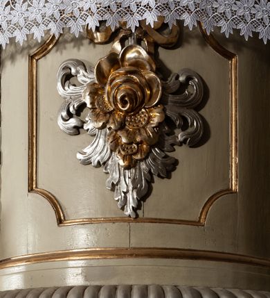 Zdjęcie nr 9: Ambona przyścienna, wisząca, z dostępem od zakrystii. Kosz na rzucie prostokąta z wypukłą ścianką frontową, z dodatkowym podestem od strony prezbiterium, ustawiony na niewielkiej podstawie dekorowanej muszlą, z podwieszeniem w formie zwężającego się cokołu ozdobionego ornamentem roślinnym, zakończonym szyszką. Ścianki kosza dekorowane płycinami w kształcie kwadratu o wklęsłych narożach wypełnionymi dekoracją złożoną z akantu, rozet i kratki regencyjnej. Naroża ścianki przedniej zdobione zwisami utworzonymi z wstęgi i kratki regencyjnej oraz ornamentu roślinnego. Parapet w formie gzymsu. Zaplecek w kształcie pionowego prostokąta, dekorowany w polu profilowaną płyciną z ornamentem roślinnym i płaskorzeźbioną figurą św. Stanisława. Baldachim powtarzający plan kosza, ujęty niepełnym belkowaniem, dekorowanym z trzech stron szczytami, z fragmentami zwróconego na zewnątrz przerwanego, wolutowego przyczółka, stanowiący podstawę dla figury anioła. Na podniebieniu baldachimu gołębica Ducha Świętego w glorii promienistej. Struktura polichromowana w kolorze jasnozielonym ze złoconymi i srebrzonymi profilami oraz ornamentyką. 
Figura anioła pełnoplastyczna, zwrócona jest w trzech czwartych w prawo, w silnym kontrapoście, o esowato wygiętej sylwetce, z głową skierowaną w górę. Obiema rękami obejmuje trąbę, na której gra. Twarz ma pociągłą, o dużych oczach skierowanych w górę, zadartym nosie i pełnych ustach, okoloną silnie kręconymi włosami. Anioł ubrany jest w zapinaną z przodu na guziki, obcisłą kamizelkę z bufiastymi, krótkimi rękawami i wysokim kołnierzem, w pludry i pończochy, wokół bioder ma zawieszony płaszcz, podwiązany po bokach. Skrzydła duże, złożone po bokach postaci. Polichromia ciała naturalistyczna, strój złocony, ze srebrzonymi detalami. 
Po wewnętrznej stronie fragmentu lewego przerwanego przyczółka napis: „odnowiono 1841. / ołtarze 3. tęcę i ambonę / przez Malarza z Tar/nawy Andrzeja / Wierzch[…]”.