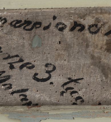 Zdjęcie nr 14: Ambona przyścienna, wisząca, z dostępem od zakrystii. Kosz na rzucie prostokąta z wypukłą ścianką frontową, z dodatkowym podestem od strony prezbiterium, ustawiony na niewielkiej podstawie dekorowanej muszlą, z podwieszeniem w formie zwężającego się cokołu ozdobionego ornamentem roślinnym, zakończonym szyszką. Ścianki kosza dekorowane płycinami w kształcie kwadratu o wklęsłych narożach wypełnionymi dekoracją złożoną z akantu, rozet i kratki regencyjnej. Naroża ścianki przedniej zdobione zwisami utworzonymi z wstęgi i kratki regencyjnej oraz ornamentu roślinnego. Parapet w formie gzymsu. Zaplecek w kształcie pionowego prostokąta, dekorowany w polu profilowaną płyciną z ornamentem roślinnym i płaskorzeźbioną figurą św. Stanisława. Baldachim powtarzający plan kosza, ujęty niepełnym belkowaniem, dekorowanym z trzech stron szczytami, z fragmentami zwróconego na zewnątrz przerwanego, wolutowego przyczółka, stanowiący podstawę dla figury anioła. Na podniebieniu baldachimu gołębica Ducha Świętego w glorii promienistej. Struktura polichromowana w kolorze jasnozielonym ze złoconymi i srebrzonymi profilami oraz ornamentyką. 
Figura anioła pełnoplastyczna, zwrócona jest w trzech czwartych w prawo, w silnym kontrapoście, o esowato wygiętej sylwetce, z głową skierowaną w górę. Obiema rękami obejmuje trąbę, na której gra. Twarz ma pociągłą, o dużych oczach skierowanych w górę, zadartym nosie i pełnych ustach, okoloną silnie kręconymi włosami. Anioł ubrany jest w zapinaną z przodu na guziki, obcisłą kamizelkę z bufiastymi, krótkimi rękawami i wysokim kołnierzem, w pludry i pończochy, wokół bioder ma zawieszony płaszcz, podwiązany po bokach. Skrzydła duże, złożone po bokach postaci. Polichromia ciała naturalistyczna, strój złocony, ze srebrzonymi detalami. 
Po wewnętrznej stronie fragmentu lewego przerwanego przyczółka napis: „odnowiono 1841. / ołtarze 3. tęcę i ambonę / przez Malarza z Tar/nawy Andrzeja / Wierzch[…]”.