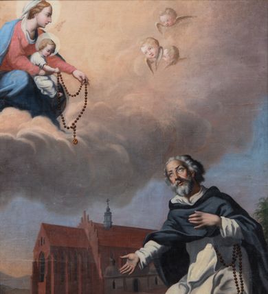 Zdjęcie nr 1: Feretron w formie stojącego prostokąta ujętego ramą, ustawiony na podstawie zamkniętej gzymsem z prostokątnymi otworami na drążki, dekorowanej w narożach czterema uskrzydlonymi główkami anielskimi oraz dwiema girlandami. Rama ozdobiona perełkowaniem, kimationem oraz z trzech stron laurem z rozetami, zwieńczona ażurowym szczytem z monogramem Marii, zamkniętym koroną otwartą, ujętym liśćmi, wolutami, akantem i winnym gronem. 
Na awersie malowane na płótnie przedstawienie Matki Boskiej z Dzieciątkiem przekazującej różaniec św. Dominikowi. W prawym dolnym rogu klęczący św. Dominik, zwrócony w trzech czwartych w prawo, z głową skierowaną w górę. Lewą rękę kładzie na piersi, prawą wyciąga przed siebie. Twarz ma szczupłą, o starczych rysach, z oczami skierowanymi do góry, garbatym nosem i rozchylonymi ustach, okoloną siwą, gęstą brodą i włosami. Ubrany jest w biały habit ze szkaplerzem i różańcem zawieszonym przy boku oraz czarny płaszcz z kapturem. Przy jego lewym boku leży pies z pochodnią w pysku. W górnym lewym rogu obrazu Matka Boska z Dzieciątkiem siedząca na obłoku, zwrócona w trzech czwartych w lewo. Prawą ręką podtrzymuje Dzieciątko, lewą wyciąga przed siebie podając Dominikowi różaniec. Twarz o delikatnych rysach, okolona jasnymi włosami, schowanymi pod welonem. Ubrana jest w czerwoną suknię i niebieski płaszcz opadający na kolana, na głowie ma biały welon. Dzieciątko siedzące na kolanach Marii, prawą rączką trzyma różaniec i podaje go Dominikowi. Twarz ma pełną, okoloną jasnymi włosami, ubrane jest w białą tunikę. Przedstawienie ukazane na tle pejzażu z widocznym kościołem Dominikanów pw. Trójcy Świętej w Krakowie. W górnej części obrazu zachmurzone niebo, rozświetlone wokół postaci Marii z trzema uskrzydlonymi główkami anielskimi. 
Na rewersie płaskorzeźbione przedstawienie Matki Boskiej z Dzieciątkiem, którzy przekazują różańce św. Dominikowi i św. Katarzynie Sieneńskiej. W centrum Maria ukazana w całej postaci, zwrócona frontalnie, z głową pochyloną w prawo, stoi na globie i na półksiężycu, wokół którego wije się wąż gryzący owoc. Lewą ręką podtrzymuje Dzieciątko, prawą podaje różaniec Dominikowi. Twarz ma pociągłą, o łagodnych rysach, oczach skierowanych w dół, okoloną falowanymi włosami. Ubrana jest w złoconą suknię o kwiecistym wzorze i analogiczny płaszcz, na głowie ma koronę zamkniętą. Dzieciątko w pozycji siedzącej, zwrócone w trzech czwartych w prawo, z pochyloną głową skierowaną w lewo. Lewą ręką podaje różaniec Katarzynie, prawą unosi w geście błogosławieństwa. Ubrane jest w złoconą tunikę, przepasaną w talii, na głowie ma koronę zamkniętą. Postać Marii ujęta jest wieńcem z paciorków przeplatanych wicią roślinną z kwiatami. Po jej prawej stronie klęczący św. Dominik, ukazany z profilu, lewą rękę wyciąga po różaniec, prawą przyciska do piersi gałązkę. Ubrany jest w biały habit i czarny płaszcz z kapturem, na głowie ma tonsurę. Przy jego lewym boku leży pies z pochodnią w pysku. Po lewej stronie Marii klęczy św. Katarzyna Sieneńska, zwrócona w trzech czwartych, z prawą ręką sięgającą po różaniec, lewą podtrzymuje na ramieniu krzyż. Jej twarz okalają długie, brązowe włosy, na głowie ma koronę cierniową. Ubrana jest w biały habit i czarny płaszcz. Postacie ukazane są na niebieskim, jednolitym tle, za postaciami świętych malowana trawa.