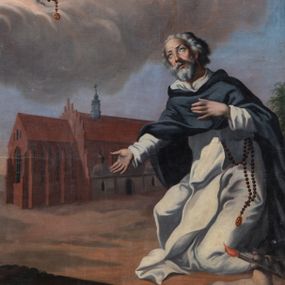 Zdjęcie nr 1: Feretron w formie stojącego prostokąta ujętego ramą, ustawiony na podstawie zamkniętej gzymsem z prostokątnymi otworami na drążki, dekorowanej w narożach czterema uskrzydlonymi główkami anielskimi oraz dwiema girlandami. Rama ozdobiona perełkowaniem, kimationem oraz z trzech stron laurem z rozetami, zwieńczona ażurowym szczytem z monogramem Marii, zamkniętym koroną otwartą, ujętym liśćmi, wolutami, akantem i winnym gronem. 
Na awersie malowane na płótnie przedstawienie Matki Boskiej z Dzieciątkiem przekazującej różaniec św. Dominikowi. W prawym dolnym rogu klęczący św. Dominik, zwrócony w trzech czwartych w prawo, z głową skierowaną w górę. Lewą rękę kładzie na piersi, prawą wyciąga przed siebie. Twarz ma szczupłą, o starczych rysach, z oczami skierowanymi do góry, garbatym nosem i rozchylonymi ustach, okoloną siwą, gęstą brodą i włosami. Ubrany jest w biały habit ze szkaplerzem i różańcem zawieszonym przy boku oraz czarny płaszcz z kapturem. Przy jego lewym boku leży pies z pochodnią w pysku. W górnym lewym rogu obrazu Matka Boska z Dzieciątkiem siedząca na obłoku, zwrócona w trzech czwartych w lewo. Prawą ręką podtrzymuje Dzieciątko, lewą wyciąga przed siebie podając Dominikowi różaniec. Twarz o delikatnych rysach, okolona jasnymi włosami, schowanymi pod welonem. Ubrana jest w czerwoną suknię i niebieski płaszcz opadający na kolana, na głowie ma biały welon. Dzieciątko siedzące na kolanach Marii, prawą rączką trzyma różaniec i podaje go Dominikowi. Twarz ma pełną, okoloną jasnymi włosami, ubrane jest w białą tunikę. Przedstawienie ukazane na tle pejzażu z widocznym kościołem Dominikanów pw. Trójcy Świętej w Krakowie. W górnej części obrazu zachmurzone niebo, rozświetlone wokół postaci Marii z trzema uskrzydlonymi główkami anielskimi. 
Na rewersie płaskorzeźbione przedstawienie Matki Boskiej z Dzieciątkiem, którzy przekazują różańce św. Dominikowi i św. Katarzynie Sieneńskiej. W centrum Maria ukazana w całej postaci, zwrócona frontalnie, z głową pochyloną w prawo, stoi na globie i na półksiężycu, wokół którego wije się wąż gryzący owoc. Lewą ręką podtrzymuje Dzieciątko, prawą podaje różaniec Dominikowi. Twarz ma pociągłą, o łagodnych rysach, oczach skierowanych w dół, okoloną falowanymi włosami. Ubrana jest w złoconą suknię o kwiecistym wzorze i analogiczny płaszcz, na głowie ma koronę zamkniętą. Dzieciątko w pozycji siedzącej, zwrócone w trzech czwartych w prawo, z pochyloną głową skierowaną w lewo. Lewą ręką podaje różaniec Katarzynie, prawą unosi w geście błogosławieństwa. Ubrane jest w złoconą tunikę, przepasaną w talii, na głowie ma koronę zamkniętą. Postać Marii ujęta jest wieńcem z paciorków przeplatanych wicią roślinną z kwiatami. Po jej prawej stronie klęczący św. Dominik, ukazany z profilu, lewą rękę wyciąga po różaniec, prawą przyciska do piersi gałązkę. Ubrany jest w biały habit i czarny płaszcz z kapturem, na głowie ma tonsurę. Przy jego lewym boku leży pies z pochodnią w pysku. Po lewej stronie Marii klęczy św. Katarzyna Sieneńska, zwrócona w trzech czwartych, z prawą ręką sięgającą po różaniec, lewą podtrzymuje na ramieniu krzyż. Jej twarz okalają długie, brązowe włosy, na głowie ma koronę cierniową. Ubrana jest w biały habit i czarny płaszcz. Postacie ukazane są na niebieskim, jednolitym tle, za postaciami świętych malowana trawa.