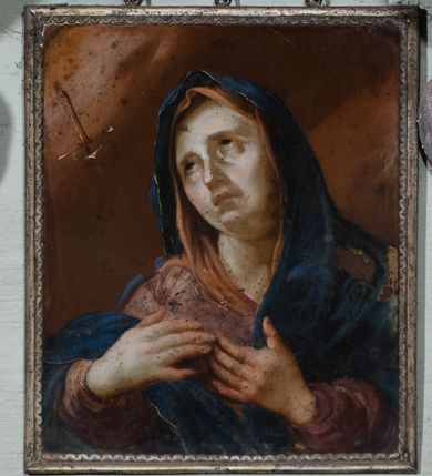 Zdjęcie nr 14: Nastawa architektoniczna, jednoosiowa, jednokondygnacyjna ze zwieńczeniem, ustawiona na cokole z wyodrębnionymi po bokach dwoma postumentami. Ołtarz prostopadłościenny z drewnianą mensą, z portatylem. Antepedium z kwiecistej tkaniny, z wyhaftowanym monogramem Marii w centrum, ujęte profilowaną ramą. Nastawa flankowana parą kolumn o skręconych trzonach i kapitelach kompozytowych stojących na tle dwóch par pilastrów o trzonach dekorowanych kampanulami. Podpory dźwigają pełne belkowanie, wyłamane na ich osi, o wklęsłym zarysie, przerwane nad polem środkowym, z fryzem dekorowanym rozetami oraz fragmenty przerwanego, falistego przyczółka ozdobionego kampanulami z parą puttów z wachlarzami. W polu nisza w formie stojącego prostokąta z obrazem Matki Boskiej Niepokalanie Poczętej w profilowanej ramie, flankowana dwiema gablotami z wotami. Nad polem środkowym dwa putta trzymające koronę zamkniętą oraz ryngraf malowany na blasze z przedstawieniem Matki Boskiej Bolesnej. Nastawa flankowana uszami utworzonymi z akantu i wstęgi regencyjnej. Zwieńczenie w formie stojącego prostokąta, o wklęsłych bokach, zamkniętego odcinkiem gzymsu wyłamanym w łuk ostry, ujęte liśćmi palmowymi z wstęgą. Całość zamknięta medalionem z monogramem Marii, w otoku z obłoków i uskrzydlonych główek anielskich, w glorii promienistej. W polu obraz przedstawiający Rodzinę Marii w formie stojącego owalu, w profilowanej ramie. Pole zwieńczenia wypełnione ornamentem roślinnym. Struktura architektoniczna polichromowana w kolorze jasnozielonym, kolumny, ornamentyka i profile złocone i srebrzone. 