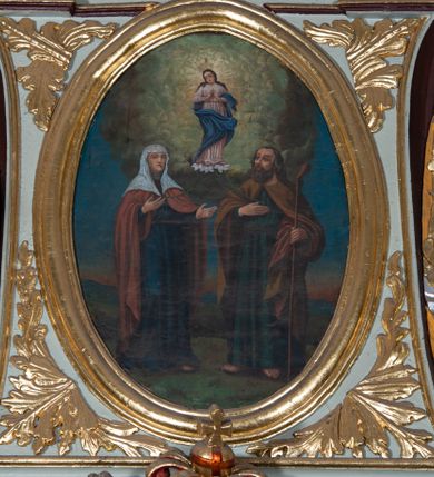 Zdjęcie nr 10: Nastawa architektoniczna, jednoosiowa, jednokondygnacyjna ze zwieńczeniem, ustawiona na cokole z wyodrębnionymi po bokach dwoma postumentami. Ołtarz prostopadłościenny z drewnianą mensą, z portatylem. Antepedium z kwiecistej tkaniny, z wyhaftowanym monogramem Marii w centrum, ujęte profilowaną ramą. Nastawa flankowana parą kolumn o skręconych trzonach i kapitelach kompozytowych stojących na tle dwóch par pilastrów o trzonach dekorowanych kampanulami. Podpory dźwigają pełne belkowanie, wyłamane na ich osi, o wklęsłym zarysie, przerwane nad polem środkowym, z fryzem dekorowanym rozetami oraz fragmenty przerwanego, falistego przyczółka ozdobionego kampanulami z parą puttów z wachlarzami. W polu nisza w formie stojącego prostokąta z obrazem Matki Boskiej Niepokalanie Poczętej w profilowanej ramie, flankowana dwiema gablotami z wotami. Nad polem środkowym dwa putta trzymające koronę zamkniętą oraz ryngraf malowany na blasze z przedstawieniem Matki Boskiej Bolesnej. Nastawa flankowana uszami utworzonymi z akantu i wstęgi regencyjnej. Zwieńczenie w formie stojącego prostokąta, o wklęsłych bokach, zamkniętego odcinkiem gzymsu wyłamanym w łuk ostry, ujęte liśćmi palmowymi z wstęgą. Całość zamknięta medalionem z monogramem Marii, w otoku z obłoków i uskrzydlonych główek anielskich, w glorii promienistej. W polu obraz przedstawiający Rodzinę Marii w formie stojącego owalu, w profilowanej ramie. Pole zwieńczenia wypełnione ornamentem roślinnym. Struktura architektoniczna polichromowana w kolorze jasnozielonym, kolumny, ornamentyka i profile złocone i srebrzone. 