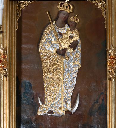 Zdjęcie nr 6: Nastawa architektoniczna, jednoosiowa, jednokondygnacyjna ze zwieńczeniem, ustawiona na cokole z wyodrębnionymi po bokach dwoma postumentami. Ołtarz prostopadłościenny z drewnianą mensą, z portatylem. Antepedium z kwiecistej tkaniny, z wyhaftowanym monogramem Marii w centrum, ujęte profilowaną ramą. Nastawa flankowana parą kolumn o skręconych trzonach i kapitelach kompozytowych stojących na tle dwóch par pilastrów o trzonach dekorowanych kampanulami. Podpory dźwigają pełne belkowanie, wyłamane na ich osi, o wklęsłym zarysie, przerwane nad polem środkowym, z fryzem dekorowanym rozetami oraz fragmenty przerwanego, falistego przyczółka ozdobionego kampanulami z parą puttów z wachlarzami. W polu nisza w formie stojącego prostokąta z obrazem Matki Boskiej Niepokalanie Poczętej w profilowanej ramie, flankowana dwiema gablotami z wotami. Nad polem środkowym dwa putta trzymające koronę zamkniętą oraz ryngraf malowany na blasze z przedstawieniem Matki Boskiej Bolesnej. Nastawa flankowana uszami utworzonymi z akantu i wstęgi regencyjnej. Zwieńczenie w formie stojącego prostokąta, o wklęsłych bokach, zamkniętego odcinkiem gzymsu wyłamanym w łuk ostry, ujęte liśćmi palmowymi z wstęgą. Całość zamknięta medalionem z monogramem Marii, w otoku z obłoków i uskrzydlonych główek anielskich, w glorii promienistej. W polu obraz przedstawiający Rodzinę Marii w formie stojącego owalu, w profilowanej ramie. Pole zwieńczenia wypełnione ornamentem roślinnym. Struktura architektoniczna polichromowana w kolorze jasnozielonym, kolumny, ornamentyka i profile złocone i srebrzone. 