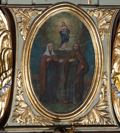 Zdjęcie nr 11: Nastawa architektoniczna, jednoosiowa, jednokondygnacyjna ze zwieńczeniem, ustawiona na cokole z wyodrębnionymi po bokach dwoma postumentami. Ołtarz prostopadłościenny z drewnianą mensą, z portatylem. Antepedium z kwiecistej tkaniny, z wyhaftowanym monogramem Marii w centrum, ujęte profilowaną ramą. Nastawa flankowana parą kolumn o skręconych trzonach i kapitelach kompozytowych stojących na tle dwóch par pilastrów o trzonach dekorowanych kampanulami. Podpory dźwigają pełne belkowanie, wyłamane na ich osi, o wklęsłym zarysie, przerwane nad polem środkowym, z fryzem dekorowanym rozetami oraz fragmenty przerwanego, falistego przyczółka ozdobionego kampanulami z parą puttów z wachlarzami. W polu nisza w formie stojącego prostokąta z obrazem Matki Boskiej Niepokalanie Poczętej w profilowanej ramie, flankowana dwiema gablotami z wotami. Nad polem środkowym dwa putta trzymające koronę zamkniętą oraz ryngraf malowany na blasze z przedstawieniem Matki Boskiej Bolesnej. Nastawa flankowana uszami utworzonymi z akantu i wstęgi regencyjnej. Zwieńczenie w formie stojącego prostokąta, o wklęsłych bokach, zamkniętego odcinkiem gzymsu wyłamanym w łuk ostry, ujęte liśćmi palmowymi z wstęgą. Całość zamknięta medalionem z monogramem Marii, w otoku z obłoków i uskrzydlonych główek anielskich, w glorii promienistej. W polu obraz przedstawiający Rodzinę Marii w formie stojącego owalu, w profilowanej ramie. Pole zwieńczenia wypełnione ornamentem roślinnym. Struktura architektoniczna polichromowana w kolorze jasnozielonym, kolumny, ornamentyka i profile złocone i srebrzone. 