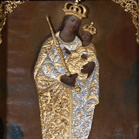 Zdjęcie nr 1: Obraz w formie stojącego prostokąta z przedstawieniem Matki Boskiej z Dzieciątkiem unoszącej się pomiędzy członkami bractwa i wiernymi. Maria ukazana jest w całej postaci, zwrócona frontalnie, z głową skierowaną w lewo, stoi na globie i na sierpie księżyca. Na lewym przedramieniu podtrzymuje Dzieciątko, w prawej dłoni trzyma berło. Maria ma pełną twarz, o okrągłych oczach i małym nosie, okoloną długimi, brązowymi włosami opadającymi wzdłuż ramion. W partii szat obraz przesłania płaskorzeźbiona sukienka, w postaci złoconej sukni o srebrzonym, akantowym wzorze oraz srebrzony płaszcz o złoconym, akantowym wzorze, narzucony na ramiona i podtrzymywany prawą ręką z przodu postaci. Maria ma na głowie płaskorzeźbioną koronę zamkniętą. Dzieciątko zwrócone jest w trzech czwartych w prawo, lewą ręką podtrzymuje jabłko królewskie, prawą błogosławi. Ma okrągłą twarz, o pełnych policzkach, okrągłych oczach skierowanych do góry, małym nosie i pełnych ustach, okoloną krótkimi, brązowymi włosami. W partii szat przesłonięte jest płaskorzeźbioną, złoconą sukienką o akantowym wzorze. Na głowie ma płaskorzeźbioną, zamkniętą koroną. Po prawej stronie Marii znajdują się dwie postacie członków bractwa w kapturach na głowach, z rękami złożonymi w geście modlitwy. Po lewej stronie Marii dwie postacie kobiece zwrócone w trzech czwartych, z rękami złożonymi w geście modlitwy. Postacie zostały ukazane na tle zachmurzonego brązowo-żółtego nieba, rozświetlonego wokół głowy Marii i Dzieciątka. W górnych narożach obraz dekorowany złoconym ornamentem rocaille'owym z kwiatami. 