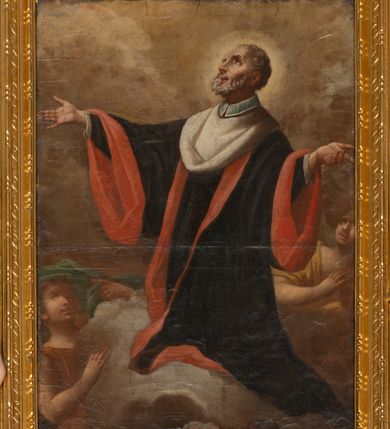 Zdjęcie nr 23: Nastawa architektoniczna, jednokondygnacyjna ze zwieńczeniem, jednoosiowa z bramkami. Ołtarz sarkofagowy z drewnianą mensą i portatylem. Na mensie znajduje się tabernakulum z tronem wystawienia. Tabernakulum w formie drewnianej skrzynki na planie wieloboku, ustawionej na cokole dekorowanym akantem, zamkniętej profilowaną listwą; ścianki dekorowane płycinami z akantem. Drzwiczki drewniane, obite blachą, w formie stojącego prostokąta, zdobione motywem krzyża, gorejącego serca, winnego grona i kłosów zboża. Tron wystawienia w formie obrotowej niszy, ujętej motywem winnego grona, flankowanej pilastrami dekorowanymi kampanulami, dźwigającymi gzyms zamykający całość, z wazonikami. Tron zwieńczony cokołem ze srebrzoną figurką leżącego baranka. 
Retabulum na dwustrefowym, uskokowym cokole ustawionym pod kątem, w górnej strefie z wyodrębnionymi po bokach postumentami i konsolami. Nastawa ujęta dwiema parami kolumn kompozytowych ustawionych na tle uskokowych, zwróconych pod kątem filarów, o trzonach dekorowanych płycinami z kampanulami. Podpory oraz dwa putta dźwigają wyłamane na ich osi, odcinkami wklęsło-wypukłe, pełne belkowanie, przerwane nad polem środkowym, z fryzem dekorowanym rozetami oraz fragmenty przerwanego, falistego przyczółka z siedzącymi na nim figurami aniołów. Na zewnętrznych krawędziach belkowania ustawione dwie figury w strojach żołnierzy. W polu środkowym nisza w formie stojącego prostokąta zamkniętego trójlistnie z uskokiem, o wklęsłych dolnych narożach, ujęta profilowaną ramą, z obrazem Trójcy Świętej i flankowana parą puttów. 
Zwieńczenie w formie stojącego prostokąta, flankowane parą zdwojonych pilastrów, zwróconych na zewnątrz, zamknięte odcinkiem gzymsu dekorowanym lambrekinem, ujęte obłokami z dwiema parami siedzących puttów. Powyżej medalion z okiem Opatrzności, ujętym obłokami i uskrzydlonymi główkami anielskimi, w glorii promienistej. W polu zwieńczenia obraz św. Jana Kantego w formie stojącego prostokąta, ujęty profilowaną ramą. 
Na wysokości cokołu nastawę flankują bramki utworzone przez postumenty przylegające do ścian prezbiterium zwieńczone fragmentami falistego przyczółka z latarniami. Cokoły przy ścianie z nastawą łączą listwy, tworząc przejścia, nad którymi stoją figury św. Piotra i św. Pawła. 
Struktura polichromowana w kolorze jasnozielonym, z brązowymi detalami, czerwonymi kapitelami; kolumny, ornamentyka i profile złocone, gloria i obłoki srebrzone. 

