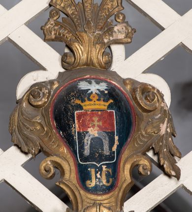 Zdjęcie nr 17: Nastawa architektoniczna, jednokondygnacyjna ze zwieńczeniem, jednoosiowa z bramkami. Ołtarz sarkofagowy z drewnianą mensą i portatylem. Na mensie znajduje się tabernakulum z tronem wystawienia. Tabernakulum w formie drewnianej skrzynki na planie wieloboku, ustawionej na cokole dekorowanym akantem, zamkniętej profilowaną listwą; ścianki dekorowane płycinami z akantem. Drzwiczki drewniane, obite blachą, w formie stojącego prostokąta, zdobione motywem krzyża, gorejącego serca, winnego grona i kłosów zboża. Tron wystawienia w formie obrotowej niszy, ujętej motywem winnego grona, flankowanej pilastrami dekorowanymi kampanulami, dźwigającymi gzyms zamykający całość, z wazonikami. Tron zwieńczony cokołem ze srebrzoną figurką leżącego baranka. 
Retabulum na dwustrefowym, uskokowym cokole ustawionym pod kątem, w górnej strefie z wyodrębnionymi po bokach postumentami i konsolami. Nastawa ujęta dwiema parami kolumn kompozytowych ustawionych na tle uskokowych, zwróconych pod kątem filarów, o trzonach dekorowanych płycinami z kampanulami. Podpory oraz dwa putta dźwigają wyłamane na ich osi, odcinkami wklęsło-wypukłe, pełne belkowanie, przerwane nad polem środkowym, z fryzem dekorowanym rozetami oraz fragmenty przerwanego, falistego przyczółka z siedzącymi na nim figurami aniołów. Na zewnętrznych krawędziach belkowania ustawione dwie figury w strojach żołnierzy. W polu środkowym nisza w formie stojącego prostokąta zamkniętego trójlistnie z uskokiem, o wklęsłych dolnych narożach, ujęta profilowaną ramą, z obrazem Trójcy Świętej i flankowana parą puttów. 
Zwieńczenie w formie stojącego prostokąta, flankowane parą zdwojonych pilastrów, zwróconych na zewnątrz, zamknięte odcinkiem gzymsu dekorowanym lambrekinem, ujęte obłokami z dwiema parami siedzących puttów. Powyżej medalion z okiem Opatrzności, ujętym obłokami i uskrzydlonymi główkami anielskimi, w glorii promienistej. W polu zwieńczenia obraz św. Jana Kantego w formie stojącego prostokąta, ujęty profilowaną ramą. 
Na wysokości cokołu nastawę flankują bramki utworzone przez postumenty przylegające do ścian prezbiterium zwieńczone fragmentami falistego przyczółka z latarniami. Cokoły przy ścianie z nastawą łączą listwy, tworząc przejścia, nad którymi stoją figury św. Piotra i św. Pawła. 
Struktura polichromowana w kolorze jasnozielonym, z brązowymi detalami, czerwonymi kapitelami; kolumny, ornamentyka i profile złocone, gloria i obłoki srebrzone. 

