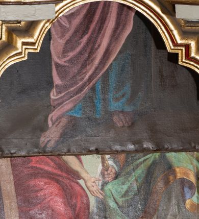 Zdjęcie nr 21: Nastawa architektoniczna, jednokondygnacyjna ze zwieńczeniem, jednoosiowa z bramkami. Ołtarz sarkofagowy z drewnianą mensą i portatylem. Na mensie znajduje się tabernakulum z tronem wystawienia. Tabernakulum w formie drewnianej skrzynki na planie wieloboku, ustawionej na cokole dekorowanym akantem, zamkniętej profilowaną listwą; ścianki dekorowane płycinami z akantem. Drzwiczki drewniane, obite blachą, w formie stojącego prostokąta, zdobione motywem krzyża, gorejącego serca, winnego grona i kłosów zboża. Tron wystawienia w formie obrotowej niszy, ujętej motywem winnego grona, flankowanej pilastrami dekorowanymi kampanulami, dźwigającymi gzyms zamykający całość, z wazonikami. Tron zwieńczony cokołem ze srebrzoną figurką leżącego baranka. 
Retabulum na dwustrefowym, uskokowym cokole ustawionym pod kątem, w górnej strefie z wyodrębnionymi po bokach postumentami i konsolami. Nastawa ujęta dwiema parami kolumn kompozytowych ustawionych na tle uskokowych, zwróconych pod kątem filarów, o trzonach dekorowanych płycinami z kampanulami. Podpory oraz dwa putta dźwigają wyłamane na ich osi, odcinkami wklęsło-wypukłe, pełne belkowanie, przerwane nad polem środkowym, z fryzem dekorowanym rozetami oraz fragmenty przerwanego, falistego przyczółka z siedzącymi na nim figurami aniołów. Na zewnętrznych krawędziach belkowania ustawione dwie figury w strojach żołnierzy. W polu środkowym nisza w formie stojącego prostokąta zamkniętego trójlistnie z uskokiem, o wklęsłych dolnych narożach, ujęta profilowaną ramą, z obrazem Trójcy Świętej i flankowana parą puttów. 
Zwieńczenie w formie stojącego prostokąta, flankowane parą zdwojonych pilastrów, zwróconych na zewnątrz, zamknięte odcinkiem gzymsu dekorowanym lambrekinem, ujęte obłokami z dwiema parami siedzących puttów. Powyżej medalion z okiem Opatrzności, ujętym obłokami i uskrzydlonymi główkami anielskimi, w glorii promienistej. W polu zwieńczenia obraz św. Jana Kantego w formie stojącego prostokąta, ujęty profilowaną ramą. 
Na wysokości cokołu nastawę flankują bramki utworzone przez postumenty przylegające do ścian prezbiterium zwieńczone fragmentami falistego przyczółka z latarniami. Cokoły przy ścianie z nastawą łączą listwy, tworząc przejścia, nad którymi stoją figury św. Piotra i św. Pawła. 
Struktura polichromowana w kolorze jasnozielonym, z brązowymi detalami, czerwonymi kapitelami; kolumny, ornamentyka i profile złocone, gloria i obłoki srebrzone. 

