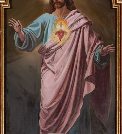 Zdjęcie nr 20: Nastawa architektoniczna, jednokondygnacyjna ze zwieńczeniem, jednoosiowa z bramkami. Ołtarz sarkofagowy z drewnianą mensą i portatylem. Na mensie znajduje się tabernakulum z tronem wystawienia. Tabernakulum w formie drewnianej skrzynki na planie wieloboku, ustawionej na cokole dekorowanym akantem, zamkniętej profilowaną listwą; ścianki dekorowane płycinami z akantem. Drzwiczki drewniane, obite blachą, w formie stojącego prostokąta, zdobione motywem krzyża, gorejącego serca, winnego grona i kłosów zboża. Tron wystawienia w formie obrotowej niszy, ujętej motywem winnego grona, flankowanej pilastrami dekorowanymi kampanulami, dźwigającymi gzyms zamykający całość, z wazonikami. Tron zwieńczony cokołem ze srebrzoną figurką leżącego baranka. 
Retabulum na dwustrefowym, uskokowym cokole ustawionym pod kątem, w górnej strefie z wyodrębnionymi po bokach postumentami i konsolami. Nastawa ujęta dwiema parami kolumn kompozytowych ustawionych na tle uskokowych, zwróconych pod kątem filarów, o trzonach dekorowanych płycinami z kampanulami. Podpory oraz dwa putta dźwigają wyłamane na ich osi, odcinkami wklęsło-wypukłe, pełne belkowanie, przerwane nad polem środkowym, z fryzem dekorowanym rozetami oraz fragmenty przerwanego, falistego przyczółka z siedzącymi na nim figurami aniołów. Na zewnętrznych krawędziach belkowania ustawione dwie figury w strojach żołnierzy. W polu środkowym nisza w formie stojącego prostokąta zamkniętego trójlistnie z uskokiem, o wklęsłych dolnych narożach, ujęta profilowaną ramą, z obrazem Trójcy Świętej i flankowana parą puttów. 
Zwieńczenie w formie stojącego prostokąta, flankowane parą zdwojonych pilastrów, zwróconych na zewnątrz, zamknięte odcinkiem gzymsu dekorowanym lambrekinem, ujęte obłokami z dwiema parami siedzących puttów. Powyżej medalion z okiem Opatrzności, ujętym obłokami i uskrzydlonymi główkami anielskimi, w glorii promienistej. W polu zwieńczenia obraz św. Jana Kantego w formie stojącego prostokąta, ujęty profilowaną ramą. 
Na wysokości cokołu nastawę flankują bramki utworzone przez postumenty przylegające do ścian prezbiterium zwieńczone fragmentami falistego przyczółka z latarniami. Cokoły przy ścianie z nastawą łączą listwy, tworząc przejścia, nad którymi stoją figury św. Piotra i św. Pawła. 
Struktura polichromowana w kolorze jasnozielonym, z brązowymi detalami, czerwonymi kapitelami; kolumny, ornamentyka i profile złocone, gloria i obłoki srebrzone. 

