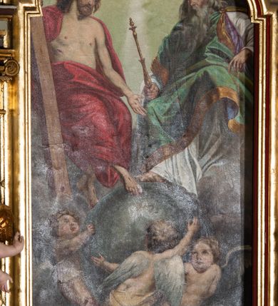 Zdjęcie nr 18: Nastawa architektoniczna, jednokondygnacyjna ze zwieńczeniem, jednoosiowa z bramkami. Ołtarz sarkofagowy z drewnianą mensą i portatylem. Na mensie znajduje się tabernakulum z tronem wystawienia. Tabernakulum w formie drewnianej skrzynki na planie wieloboku, ustawionej na cokole dekorowanym akantem, zamkniętej profilowaną listwą; ścianki dekorowane płycinami z akantem. Drzwiczki drewniane, obite blachą, w formie stojącego prostokąta, zdobione motywem krzyża, gorejącego serca, winnego grona i kłosów zboża. Tron wystawienia w formie obrotowej niszy, ujętej motywem winnego grona, flankowanej pilastrami dekorowanymi kampanulami, dźwigającymi gzyms zamykający całość, z wazonikami. Tron zwieńczony cokołem ze srebrzoną figurką leżącego baranka. 
Retabulum na dwustrefowym, uskokowym cokole ustawionym pod kątem, w górnej strefie z wyodrębnionymi po bokach postumentami i konsolami. Nastawa ujęta dwiema parami kolumn kompozytowych ustawionych na tle uskokowych, zwróconych pod kątem filarów, o trzonach dekorowanych płycinami z kampanulami. Podpory oraz dwa putta dźwigają wyłamane na ich osi, odcinkami wklęsło-wypukłe, pełne belkowanie, przerwane nad polem środkowym, z fryzem dekorowanym rozetami oraz fragmenty przerwanego, falistego przyczółka z siedzącymi na nim figurami aniołów. Na zewnętrznych krawędziach belkowania ustawione dwie figury w strojach żołnierzy. W polu środkowym nisza w formie stojącego prostokąta zamkniętego trójlistnie z uskokiem, o wklęsłych dolnych narożach, ujęta profilowaną ramą, z obrazem Trójcy Świętej i flankowana parą puttów. 
Zwieńczenie w formie stojącego prostokąta, flankowane parą zdwojonych pilastrów, zwróconych na zewnątrz, zamknięte odcinkiem gzymsu dekorowanym lambrekinem, ujęte obłokami z dwiema parami siedzących puttów. Powyżej medalion z okiem Opatrzności, ujętym obłokami i uskrzydlonymi główkami anielskimi, w glorii promienistej. W polu zwieńczenia obraz św. Jana Kantego w formie stojącego prostokąta, ujęty profilowaną ramą. 
Na wysokości cokołu nastawę flankują bramki utworzone przez postumenty przylegające do ścian prezbiterium zwieńczone fragmentami falistego przyczółka z latarniami. Cokoły przy ścianie z nastawą łączą listwy, tworząc przejścia, nad którymi stoją figury św. Piotra i św. Pawła. 
Struktura polichromowana w kolorze jasnozielonym, z brązowymi detalami, czerwonymi kapitelami; kolumny, ornamentyka i profile złocone, gloria i obłoki srebrzone. 

