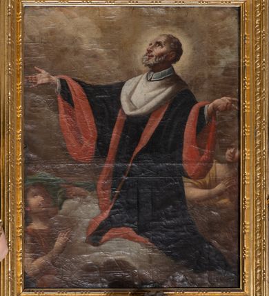 Zdjęcie nr 22: Nastawa architektoniczna, jednokondygnacyjna ze zwieńczeniem, jednoosiowa z bramkami. Ołtarz sarkofagowy z drewnianą mensą i portatylem. Na mensie znajduje się tabernakulum z tronem wystawienia. Tabernakulum w formie drewnianej skrzynki na planie wieloboku, ustawionej na cokole dekorowanym akantem, zamkniętej profilowaną listwą; ścianki dekorowane płycinami z akantem. Drzwiczki drewniane, obite blachą, w formie stojącego prostokąta, zdobione motywem krzyża, gorejącego serca, winnego grona i kłosów zboża. Tron wystawienia w formie obrotowej niszy, ujętej motywem winnego grona, flankowanej pilastrami dekorowanymi kampanulami, dźwigającymi gzyms zamykający całość, z wazonikami. Tron zwieńczony cokołem ze srebrzoną figurką leżącego baranka. 
Retabulum na dwustrefowym, uskokowym cokole ustawionym pod kątem, w górnej strefie z wyodrębnionymi po bokach postumentami i konsolami. Nastawa ujęta dwiema parami kolumn kompozytowych ustawionych na tle uskokowych, zwróconych pod kątem filarów, o trzonach dekorowanych płycinami z kampanulami. Podpory oraz dwa putta dźwigają wyłamane na ich osi, odcinkami wklęsło-wypukłe, pełne belkowanie, przerwane nad polem środkowym, z fryzem dekorowanym rozetami oraz fragmenty przerwanego, falistego przyczółka z siedzącymi na nim figurami aniołów. Na zewnętrznych krawędziach belkowania ustawione dwie figury w strojach żołnierzy. W polu środkowym nisza w formie stojącego prostokąta zamkniętego trójlistnie z uskokiem, o wklęsłych dolnych narożach, ujęta profilowaną ramą, z obrazem Trójcy Świętej i flankowana parą puttów. 
Zwieńczenie w formie stojącego prostokąta, flankowane parą zdwojonych pilastrów, zwróconych na zewnątrz, zamknięte odcinkiem gzymsu dekorowanym lambrekinem, ujęte obłokami z dwiema parami siedzących puttów. Powyżej medalion z okiem Opatrzności, ujętym obłokami i uskrzydlonymi główkami anielskimi, w glorii promienistej. W polu zwieńczenia obraz św. Jana Kantego w formie stojącego prostokąta, ujęty profilowaną ramą. 
Na wysokości cokołu nastawę flankują bramki utworzone przez postumenty przylegające do ścian prezbiterium zwieńczone fragmentami falistego przyczółka z latarniami. Cokoły przy ścianie z nastawą łączą listwy, tworząc przejścia, nad którymi stoją figury św. Piotra i św. Pawła. 
Struktura polichromowana w kolorze jasnozielonym, z brązowymi detalami, czerwonymi kapitelami; kolumny, ornamentyka i profile złocone, gloria i obłoki srebrzone. 

