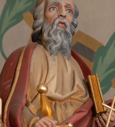 Zdjęcie nr 31: Nastawa architektoniczna, jednokondygnacyjna ze zwieńczeniem, jednoosiowa z bramkami. Ołtarz sarkofagowy z drewnianą mensą i portatylem. Na mensie znajduje się tabernakulum z tronem wystawienia. Tabernakulum w formie drewnianej skrzynki na planie wieloboku, ustawionej na cokole dekorowanym akantem, zamkniętej profilowaną listwą; ścianki dekorowane płycinami z akantem. Drzwiczki drewniane, obite blachą, w formie stojącego prostokąta, zdobione motywem krzyża, gorejącego serca, winnego grona i kłosów zboża. Tron wystawienia w formie obrotowej niszy, ujętej motywem winnego grona, flankowanej pilastrami dekorowanymi kampanulami, dźwigającymi gzyms zamykający całość, z wazonikami. Tron zwieńczony cokołem ze srebrzoną figurką leżącego baranka. 
Retabulum na dwustrefowym, uskokowym cokole ustawionym pod kątem, w górnej strefie z wyodrębnionymi po bokach postumentami i konsolami. Nastawa ujęta dwiema parami kolumn kompozytowych ustawionych na tle uskokowych, zwróconych pod kątem filarów, o trzonach dekorowanych płycinami z kampanulami. Podpory oraz dwa putta dźwigają wyłamane na ich osi, odcinkami wklęsło-wypukłe, pełne belkowanie, przerwane nad polem środkowym, z fryzem dekorowanym rozetami oraz fragmenty przerwanego, falistego przyczółka z siedzącymi na nim figurami aniołów. Na zewnętrznych krawędziach belkowania ustawione dwie figury w strojach żołnierzy. W polu środkowym nisza w formie stojącego prostokąta zamkniętego trójlistnie z uskokiem, o wklęsłych dolnych narożach, ujęta profilowaną ramą, z obrazem Trójcy Świętej i flankowana parą puttów. 
Zwieńczenie w formie stojącego prostokąta, flankowane parą zdwojonych pilastrów, zwróconych na zewnątrz, zamknięte odcinkiem gzymsu dekorowanym lambrekinem, ujęte obłokami z dwiema parami siedzących puttów. Powyżej medalion z okiem Opatrzności, ujętym obłokami i uskrzydlonymi główkami anielskimi, w glorii promienistej. W polu zwieńczenia obraz św. Jana Kantego w formie stojącego prostokąta, ujęty profilowaną ramą. 
Na wysokości cokołu nastawę flankują bramki utworzone przez postumenty przylegające do ścian prezbiterium zwieńczone fragmentami falistego przyczółka z latarniami. Cokoły przy ścianie z nastawą łączą listwy, tworząc przejścia, nad którymi stoją figury św. Piotra i św. Pawła. 
Struktura polichromowana w kolorze jasnozielonym, z brązowymi detalami, czerwonymi kapitelami; kolumny, ornamentyka i profile złocone, gloria i obłoki srebrzone. 

