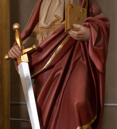 Zdjęcie nr 30: Nastawa architektoniczna, jednokondygnacyjna ze zwieńczeniem, jednoosiowa z bramkami. Ołtarz sarkofagowy z drewnianą mensą i portatylem. Na mensie znajduje się tabernakulum z tronem wystawienia. Tabernakulum w formie drewnianej skrzynki na planie wieloboku, ustawionej na cokole dekorowanym akantem, zamkniętej profilowaną listwą; ścianki dekorowane płycinami z akantem. Drzwiczki drewniane, obite blachą, w formie stojącego prostokąta, zdobione motywem krzyża, gorejącego serca, winnego grona i kłosów zboża. Tron wystawienia w formie obrotowej niszy, ujętej motywem winnego grona, flankowanej pilastrami dekorowanymi kampanulami, dźwigającymi gzyms zamykający całość, z wazonikami. Tron zwieńczony cokołem ze srebrzoną figurką leżącego baranka. 
Retabulum na dwustrefowym, uskokowym cokole ustawionym pod kątem, w górnej strefie z wyodrębnionymi po bokach postumentami i konsolami. Nastawa ujęta dwiema parami kolumn kompozytowych ustawionych na tle uskokowych, zwróconych pod kątem filarów, o trzonach dekorowanych płycinami z kampanulami. Podpory oraz dwa putta dźwigają wyłamane na ich osi, odcinkami wklęsło-wypukłe, pełne belkowanie, przerwane nad polem środkowym, z fryzem dekorowanym rozetami oraz fragmenty przerwanego, falistego przyczółka z siedzącymi na nim figurami aniołów. Na zewnętrznych krawędziach belkowania ustawione dwie figury w strojach żołnierzy. W polu środkowym nisza w formie stojącego prostokąta zamkniętego trójlistnie z uskokiem, o wklęsłych dolnych narożach, ujęta profilowaną ramą, z obrazem Trójcy Świętej i flankowana parą puttów. 
Zwieńczenie w formie stojącego prostokąta, flankowane parą zdwojonych pilastrów, zwróconych na zewnątrz, zamknięte odcinkiem gzymsu dekorowanym lambrekinem, ujęte obłokami z dwiema parami siedzących puttów. Powyżej medalion z okiem Opatrzności, ujętym obłokami i uskrzydlonymi główkami anielskimi, w glorii promienistej. W polu zwieńczenia obraz św. Jana Kantego w formie stojącego prostokąta, ujęty profilowaną ramą. 
Na wysokości cokołu nastawę flankują bramki utworzone przez postumenty przylegające do ścian prezbiterium zwieńczone fragmentami falistego przyczółka z latarniami. Cokoły przy ścianie z nastawą łączą listwy, tworząc przejścia, nad którymi stoją figury św. Piotra i św. Pawła. 
Struktura polichromowana w kolorze jasnozielonym, z brązowymi detalami, czerwonymi kapitelami; kolumny, ornamentyka i profile złocone, gloria i obłoki srebrzone. 

